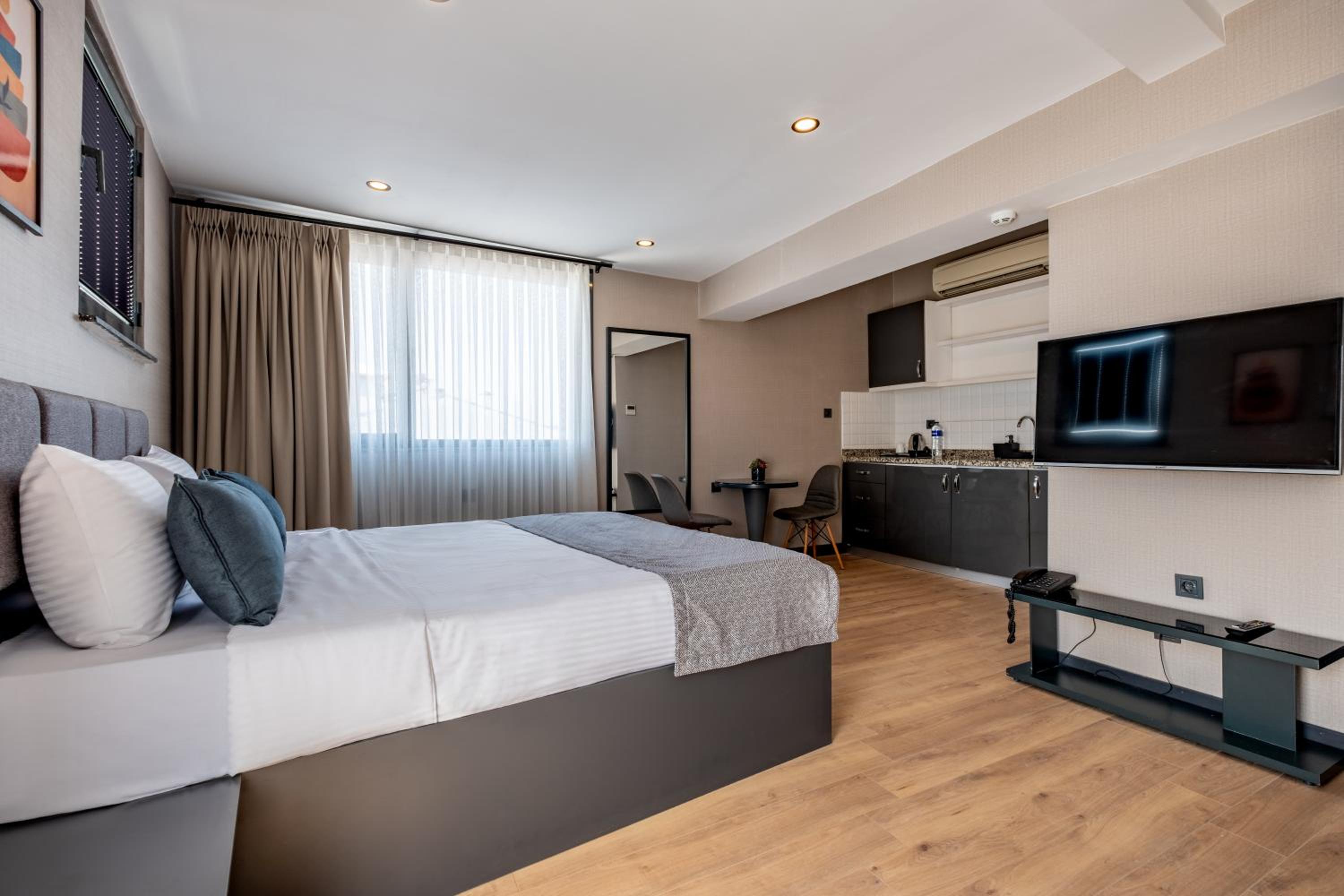 Deluxe Double Room with Balcony photo 3