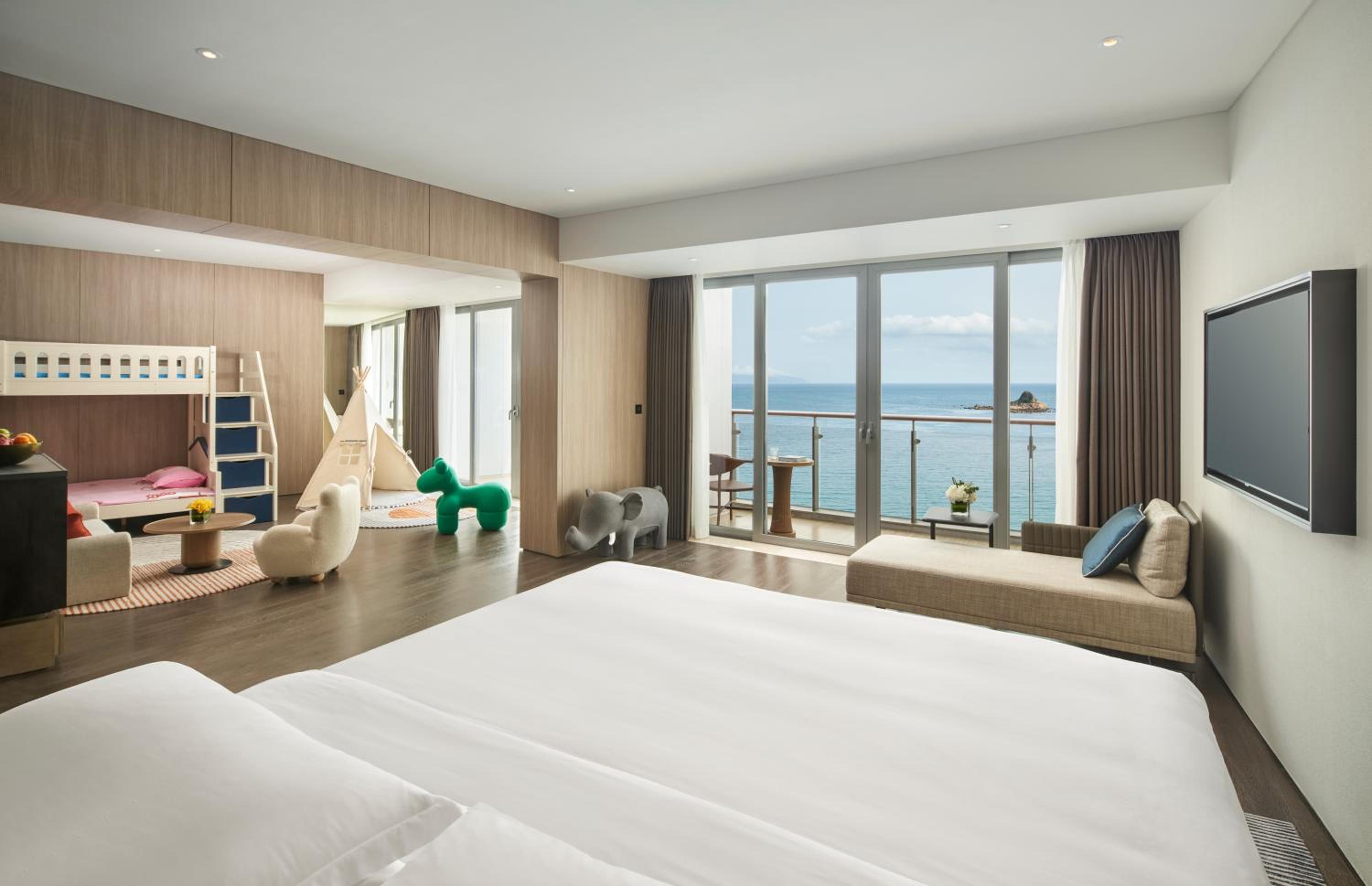 One-Bedroom King Suite with Kid Bed - Kids Theme - Photo 3