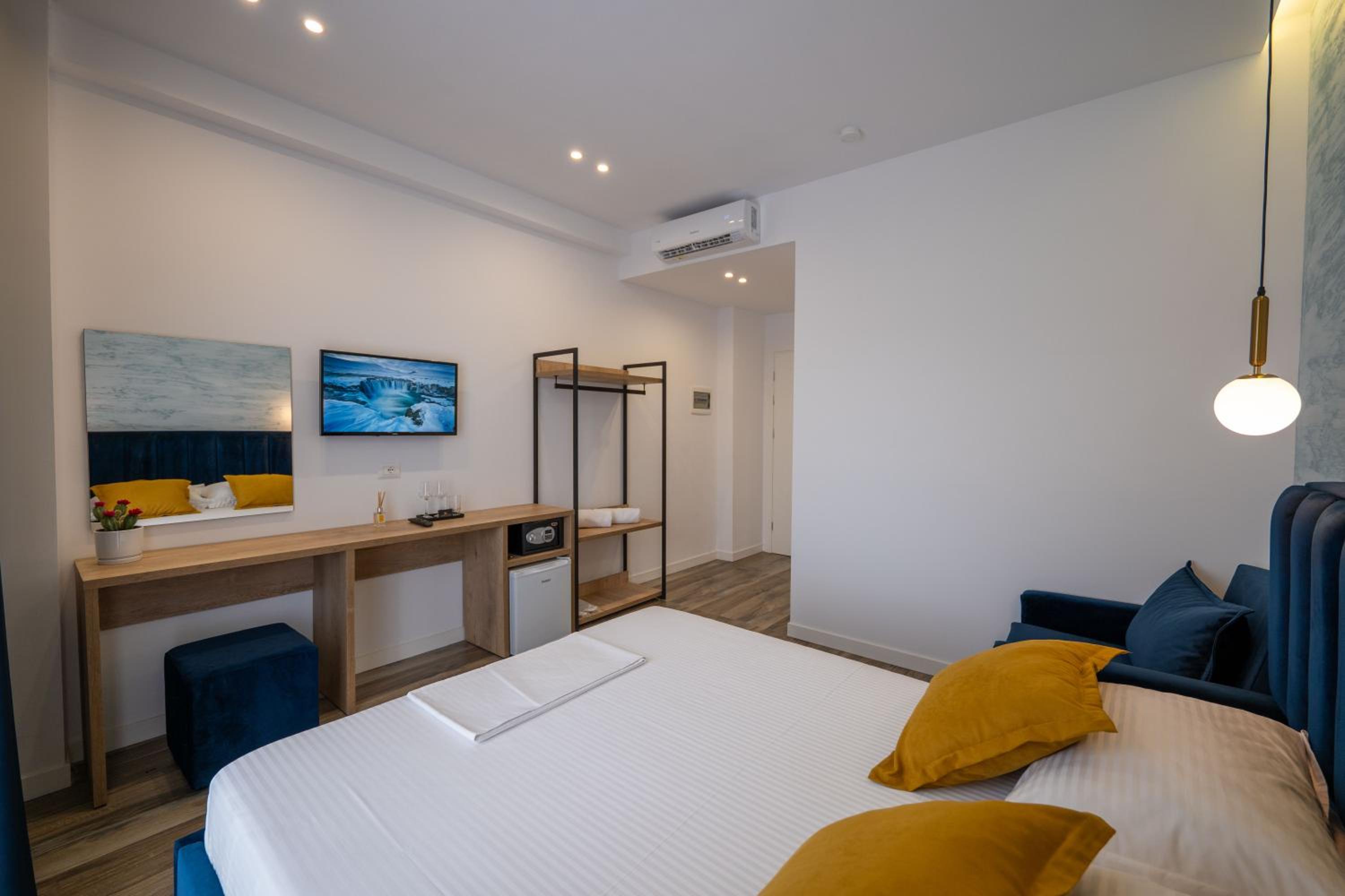 Deluxe Double Room (2 Adults + 1 Child)