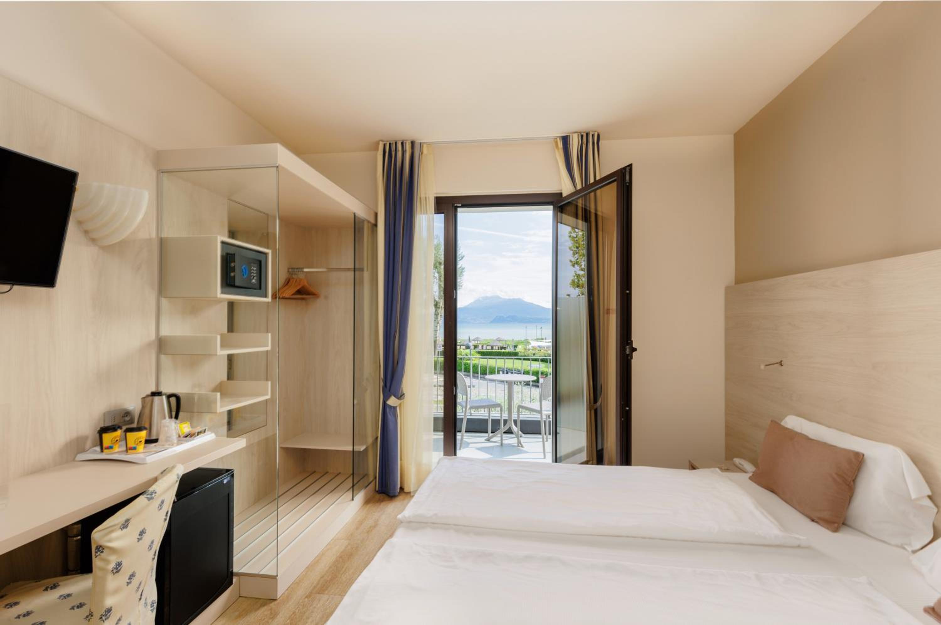 Superior Double Room with Balcony and Lake View