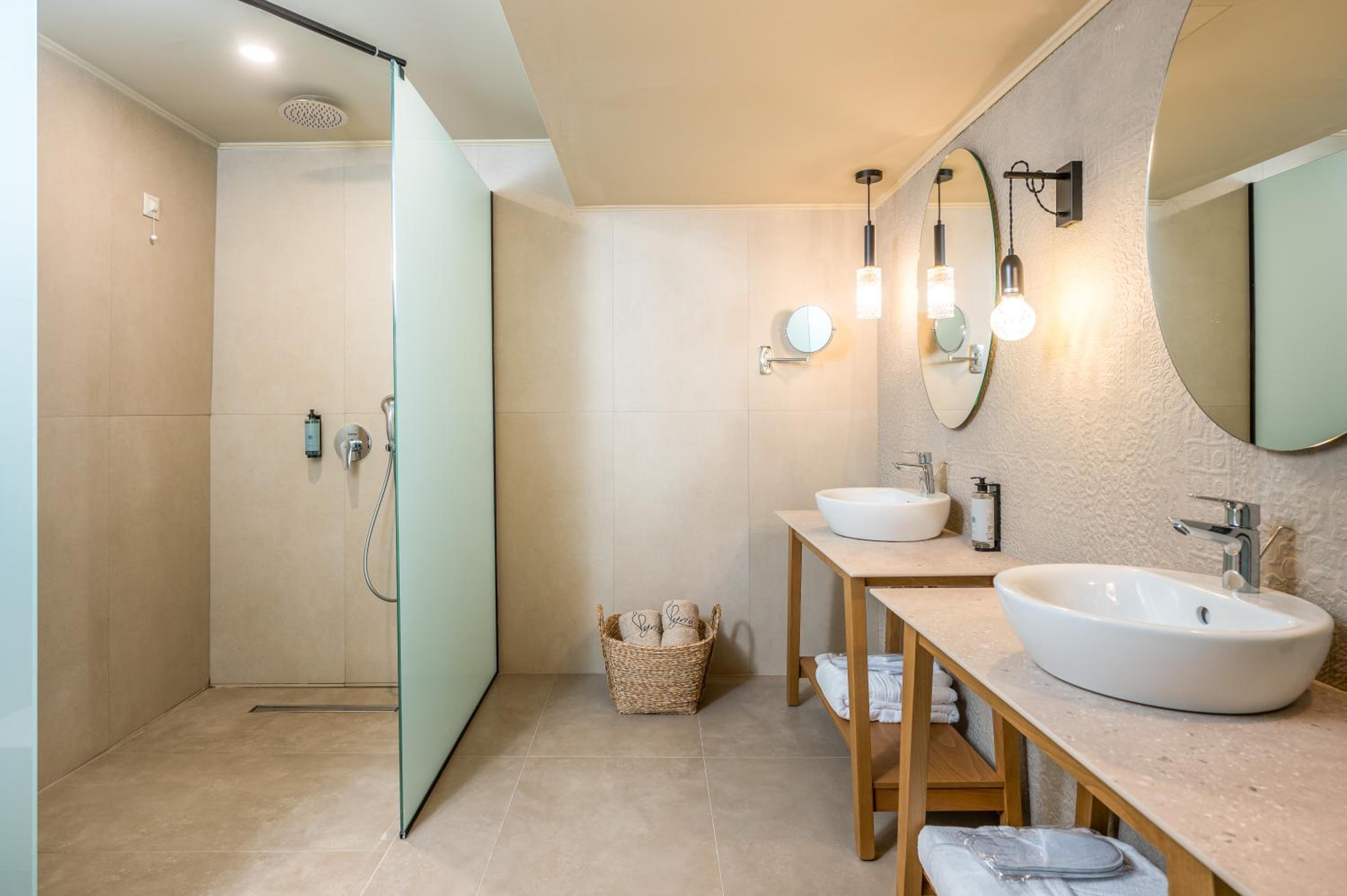 Suite - Photo 3