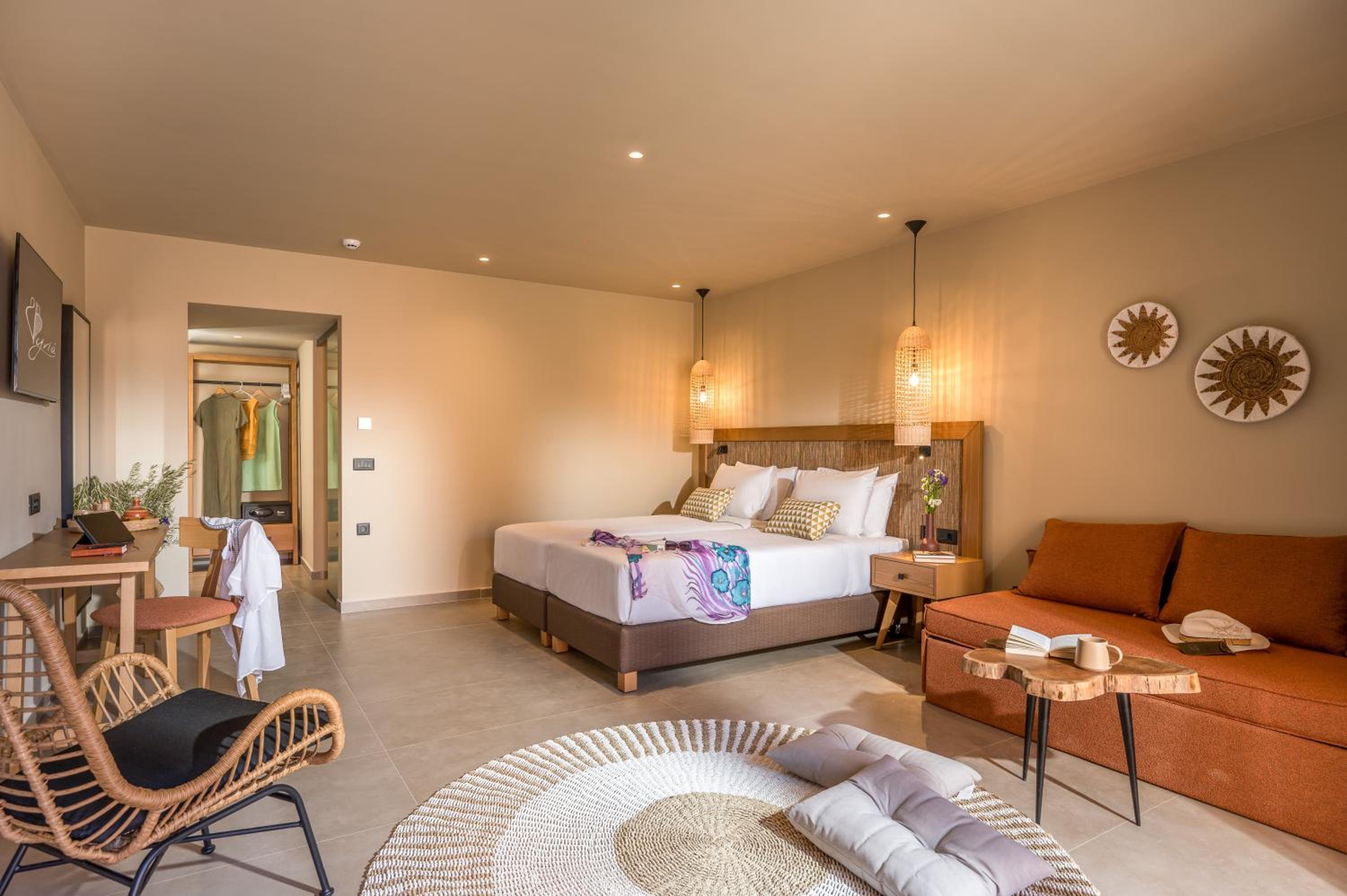 Suite - Photo 1
