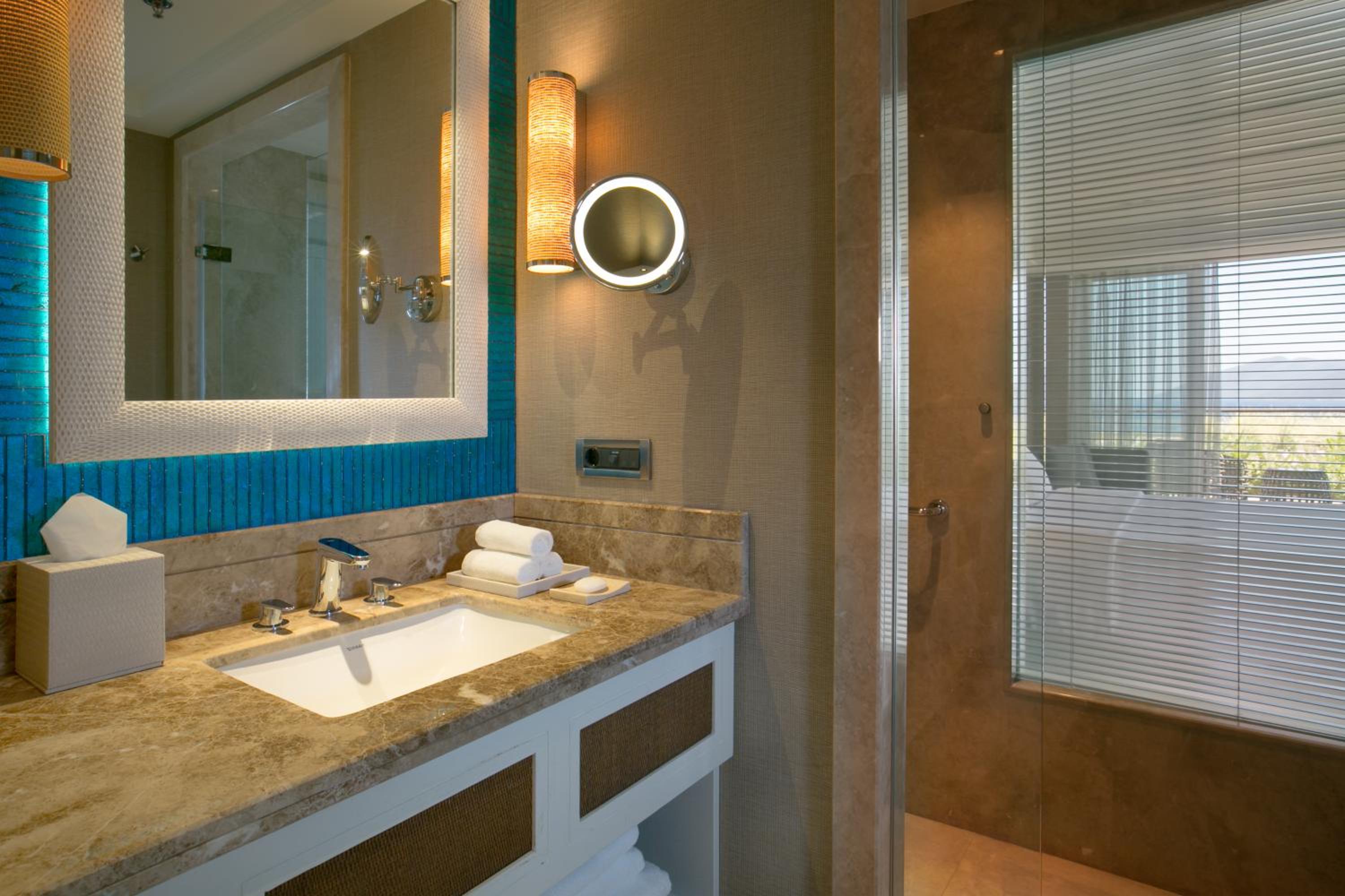 Deluxe Twin Room, Guest room, 2 Queen, Sea view, Balcony