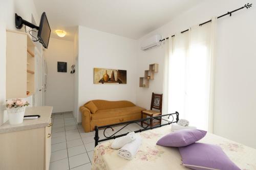 Economy Triple Room photo 2