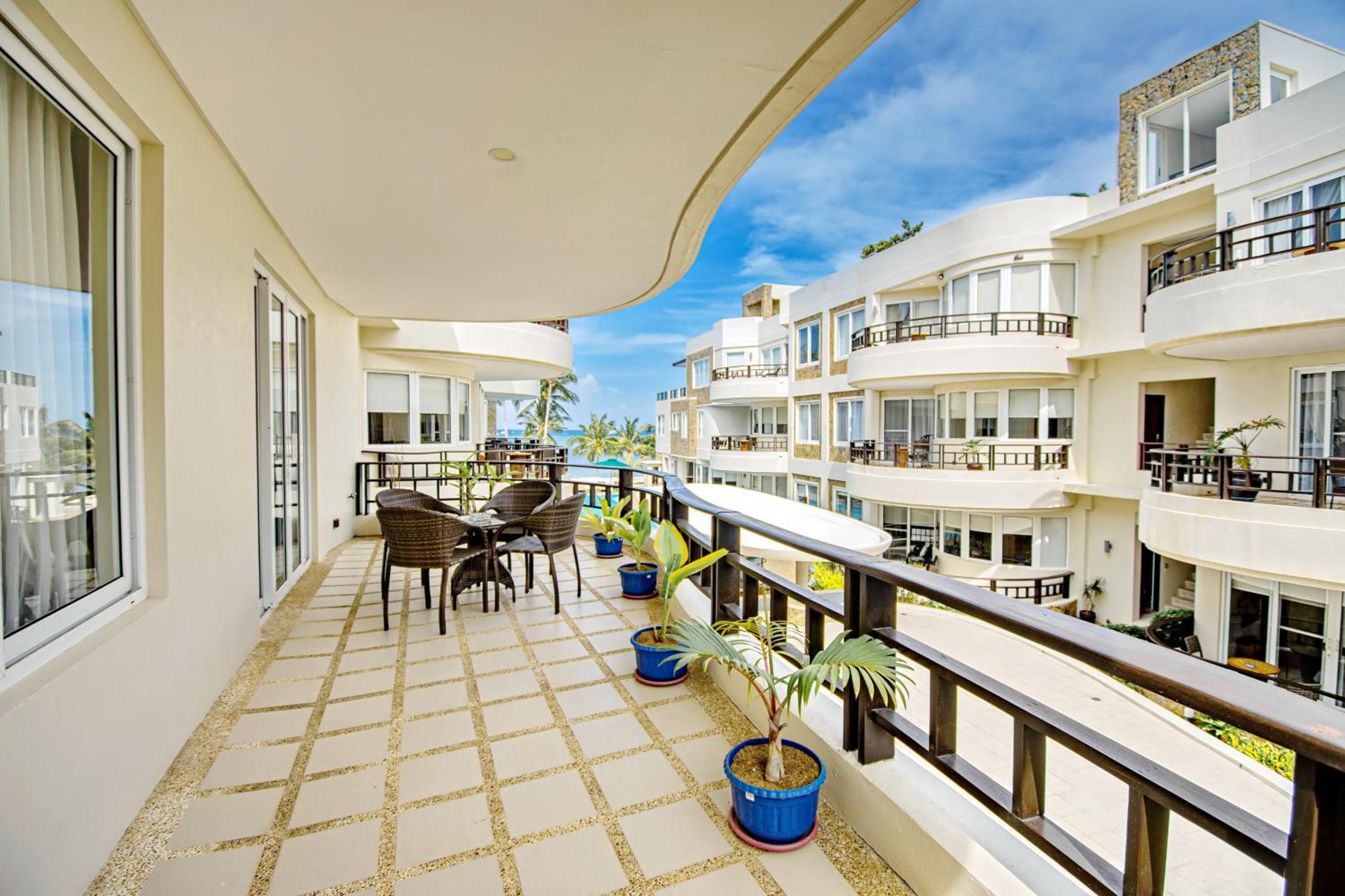 1 Bedroom Premier Suite with Jacuzzi - Photo 3
