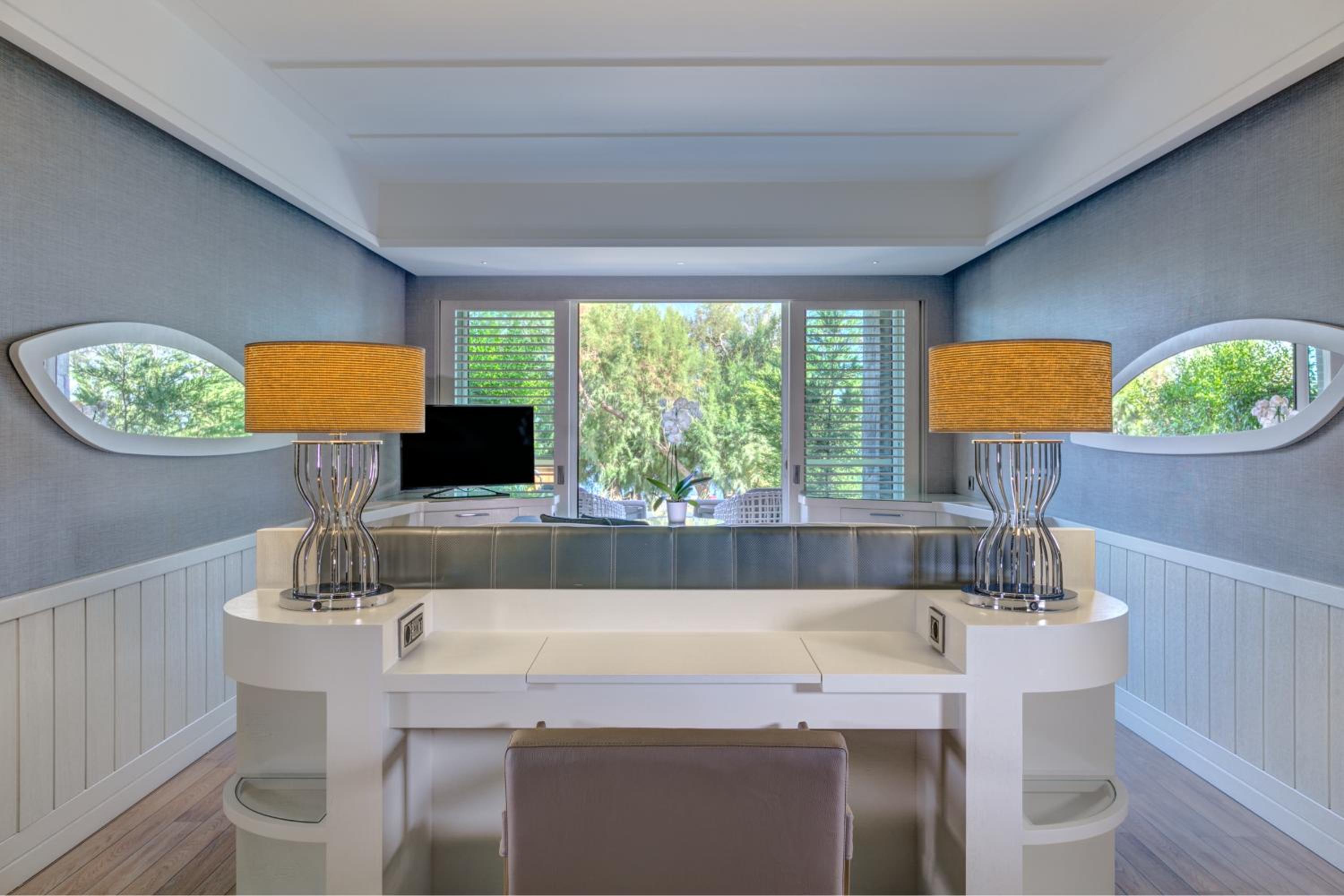 Deluxe Marine Room, Guest room, 1 King, Sea view, Balcony