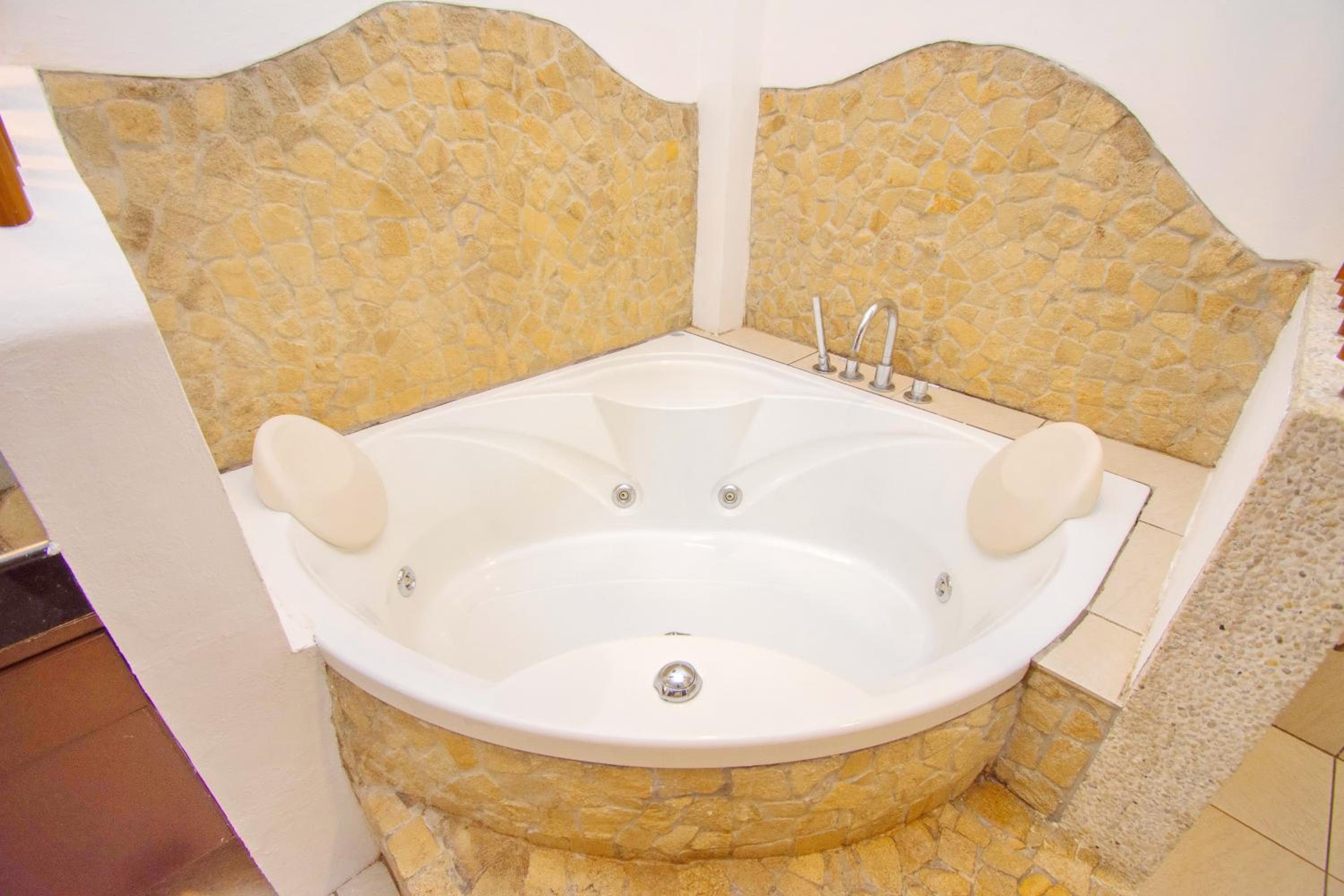 1 Bedroom Premier Suite with Jacuzzi - Photo 4