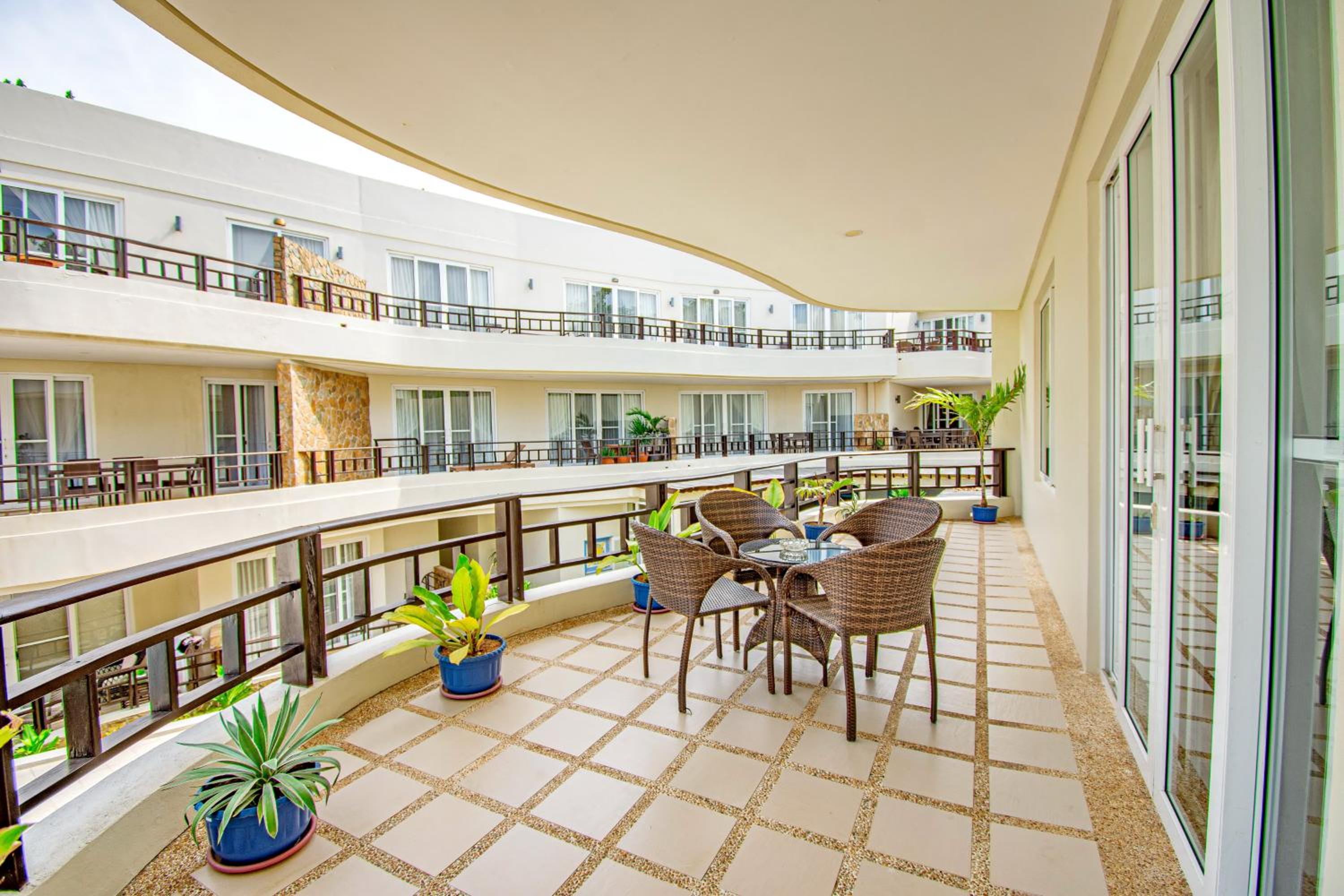 1 Bedroom Premier Suite with Jacuzzi - Photo 2