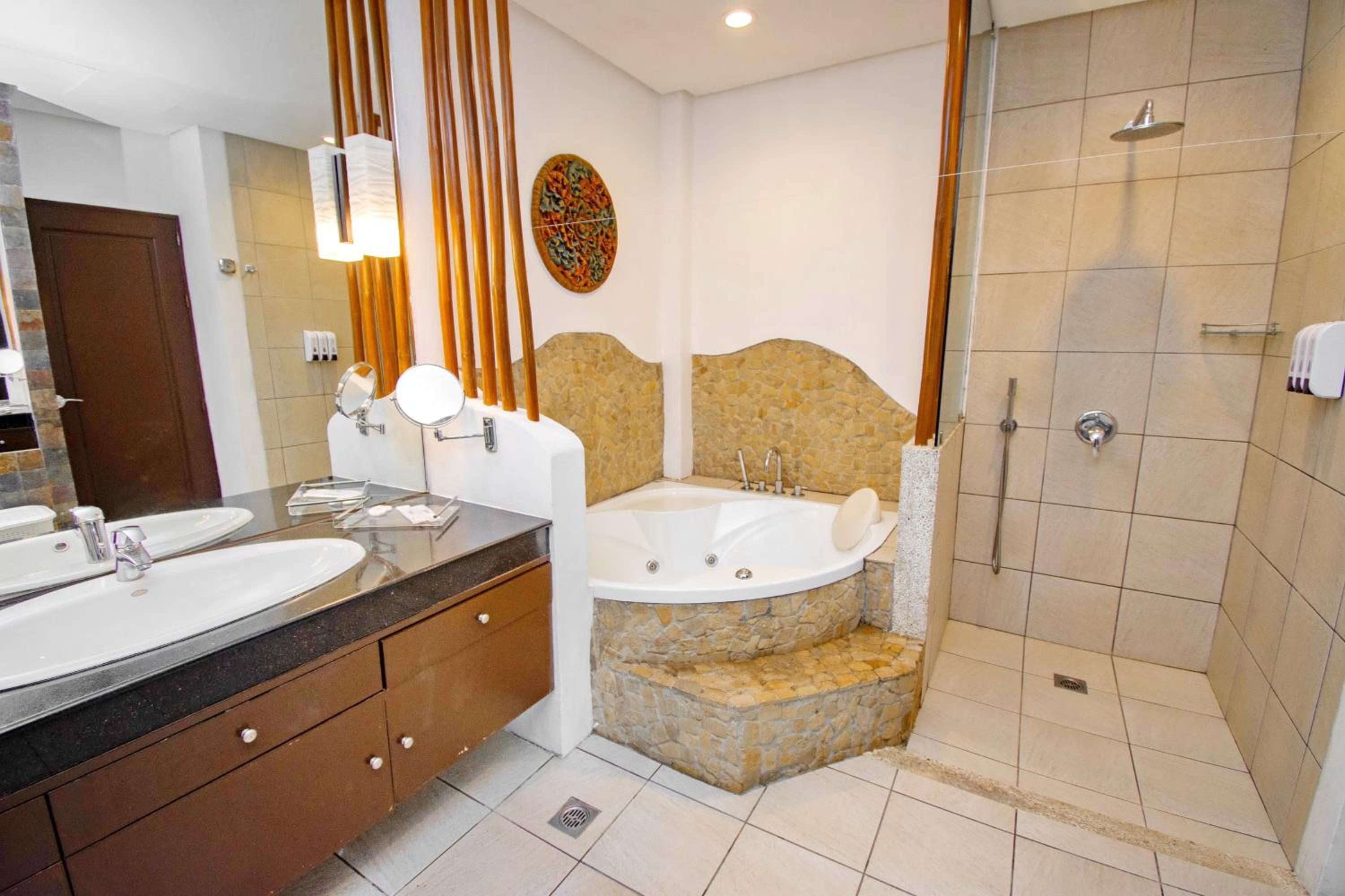 1 Bedroom Premier Suite with Jacuzzi - Photo 16