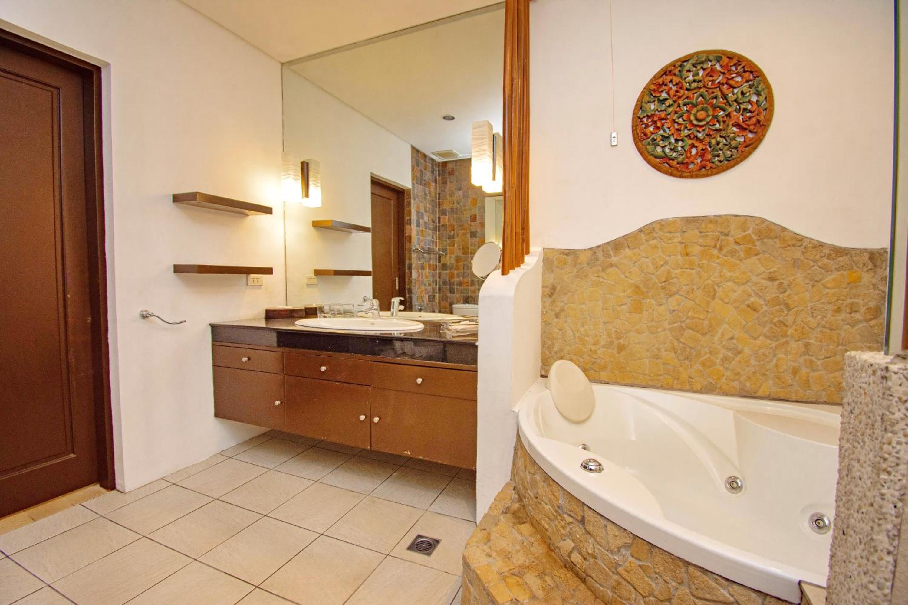 1 Bedroom Premier Suite with Jacuzzi - Photo 15