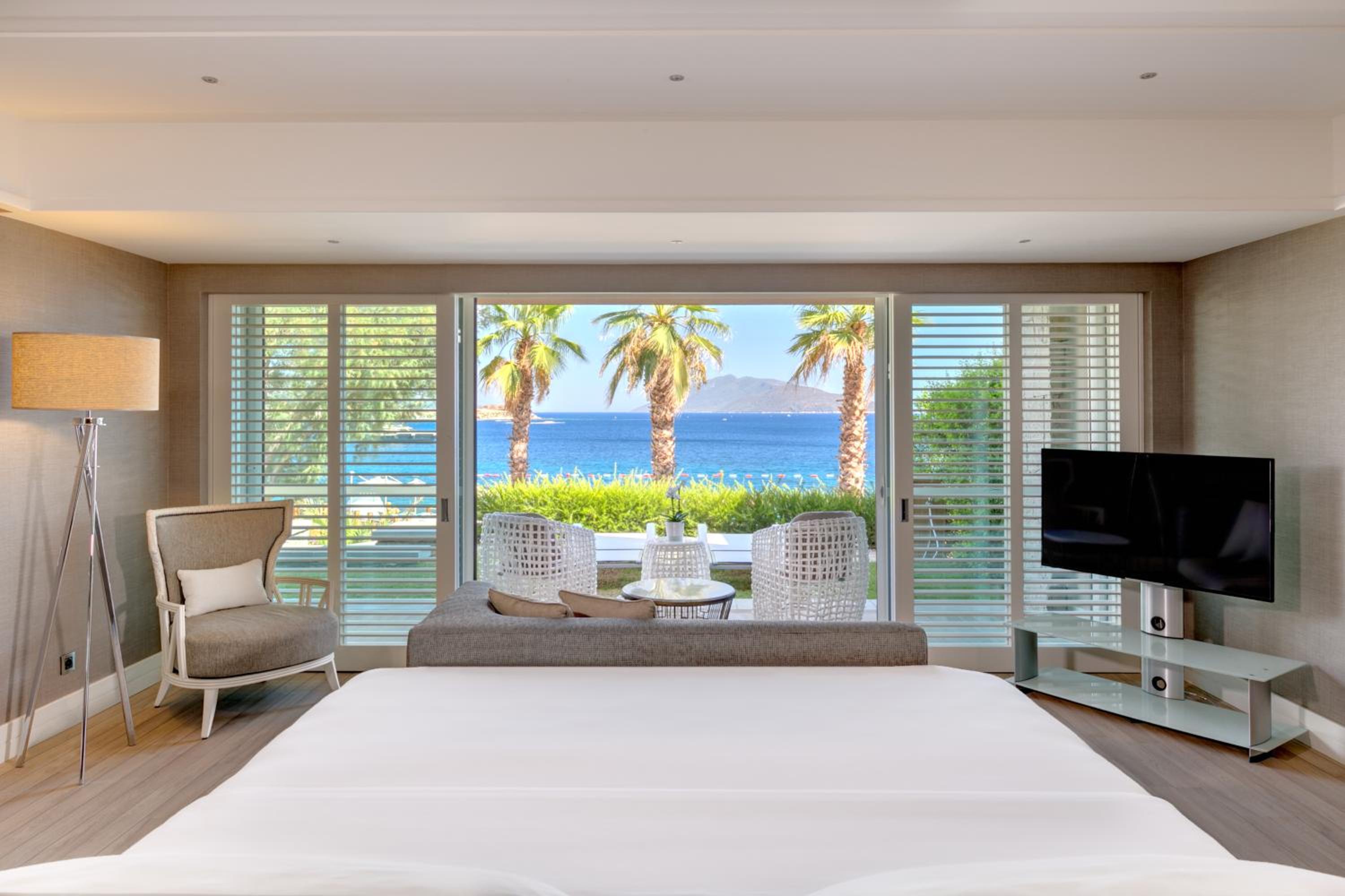 Deluxe Marine Suite, Suite, 1 King, Seafront, Balcony