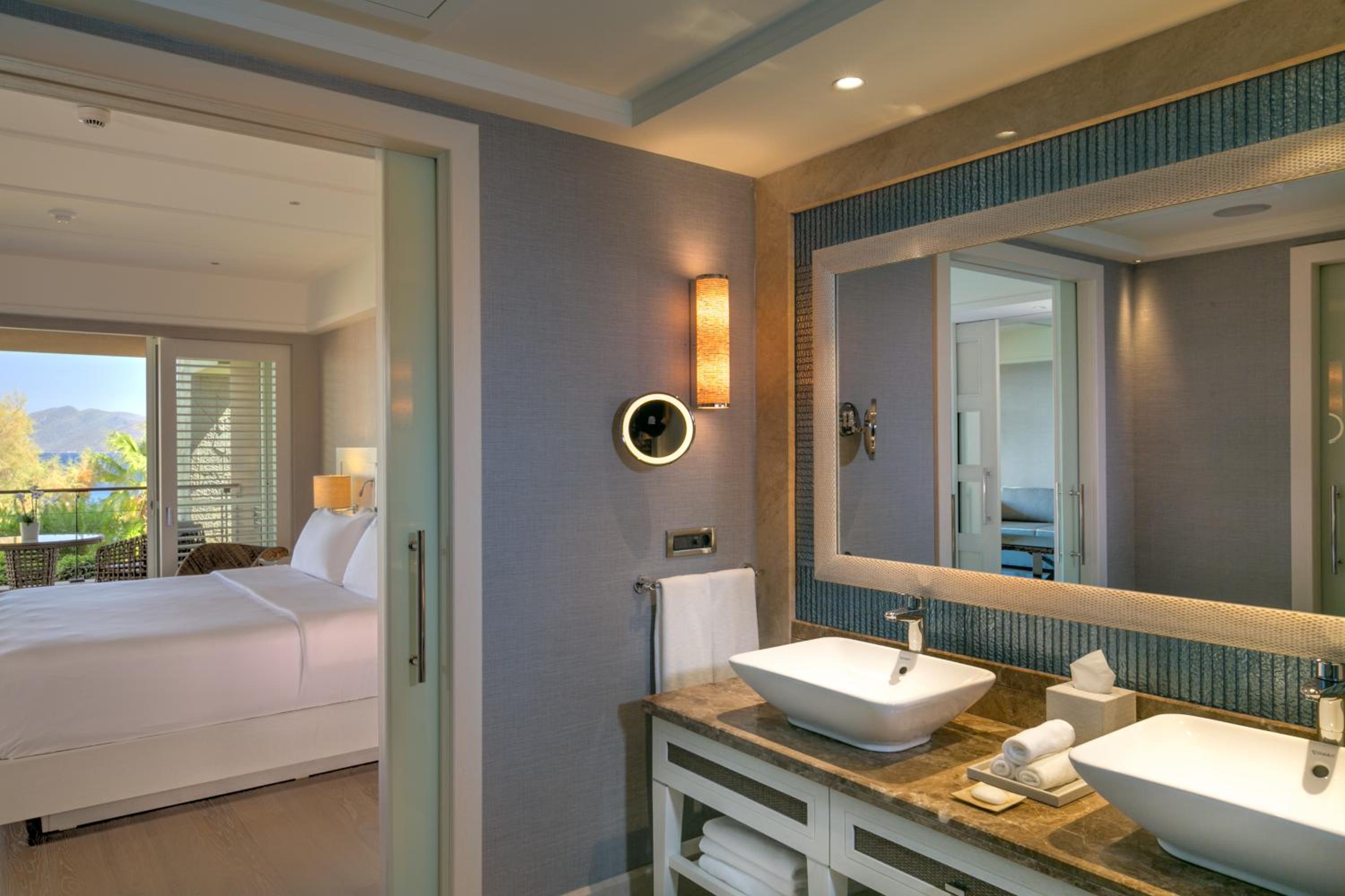 Deluxe Marine Suite, Suite, 1 King, Seafront, Balcony