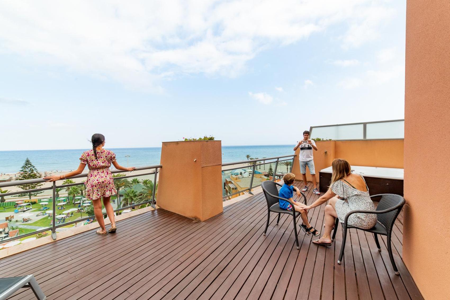 Suite con jacuzzi y vista (2 adultos + 2 niños)