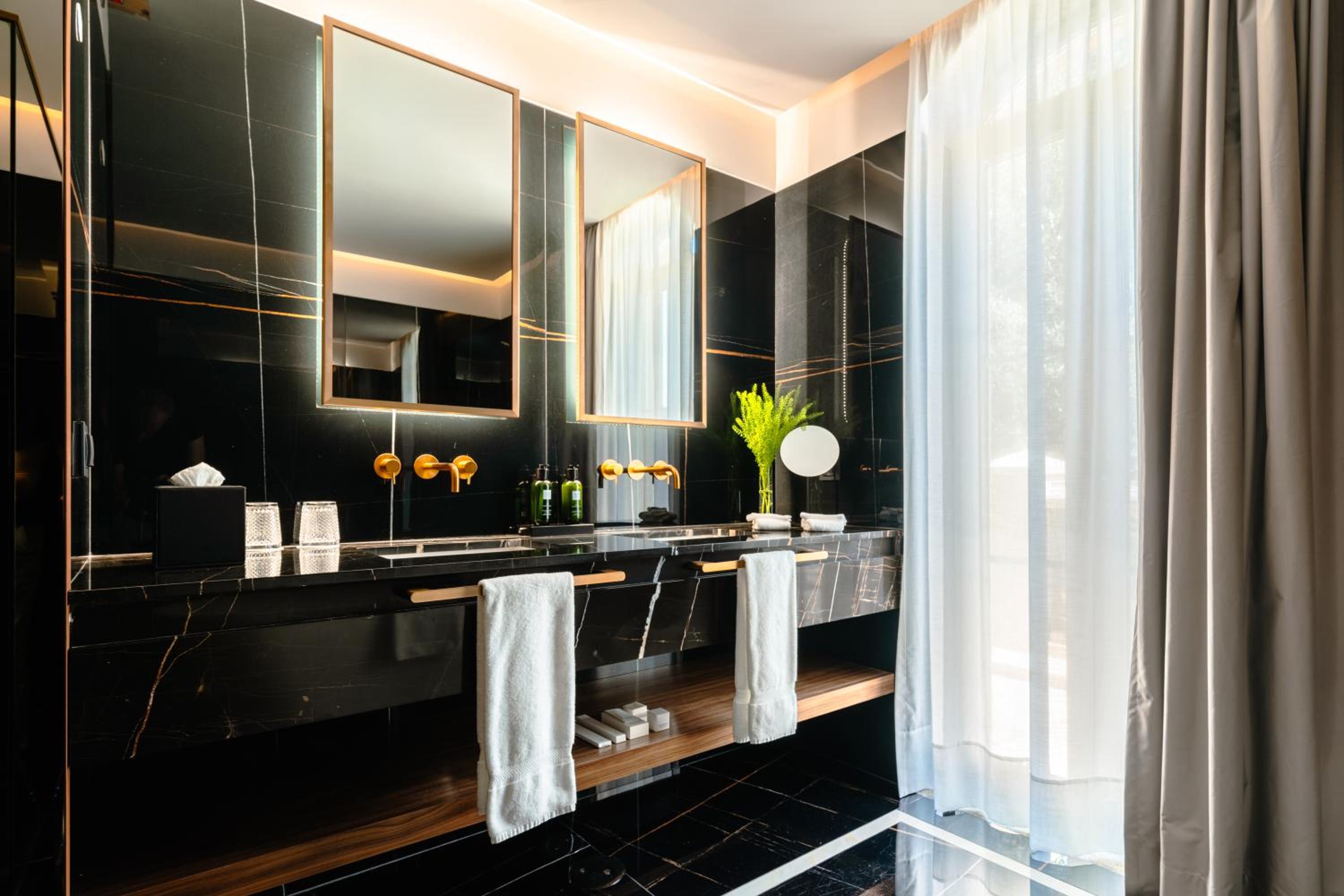 Suite Amoure with Jacuzzi photo 3