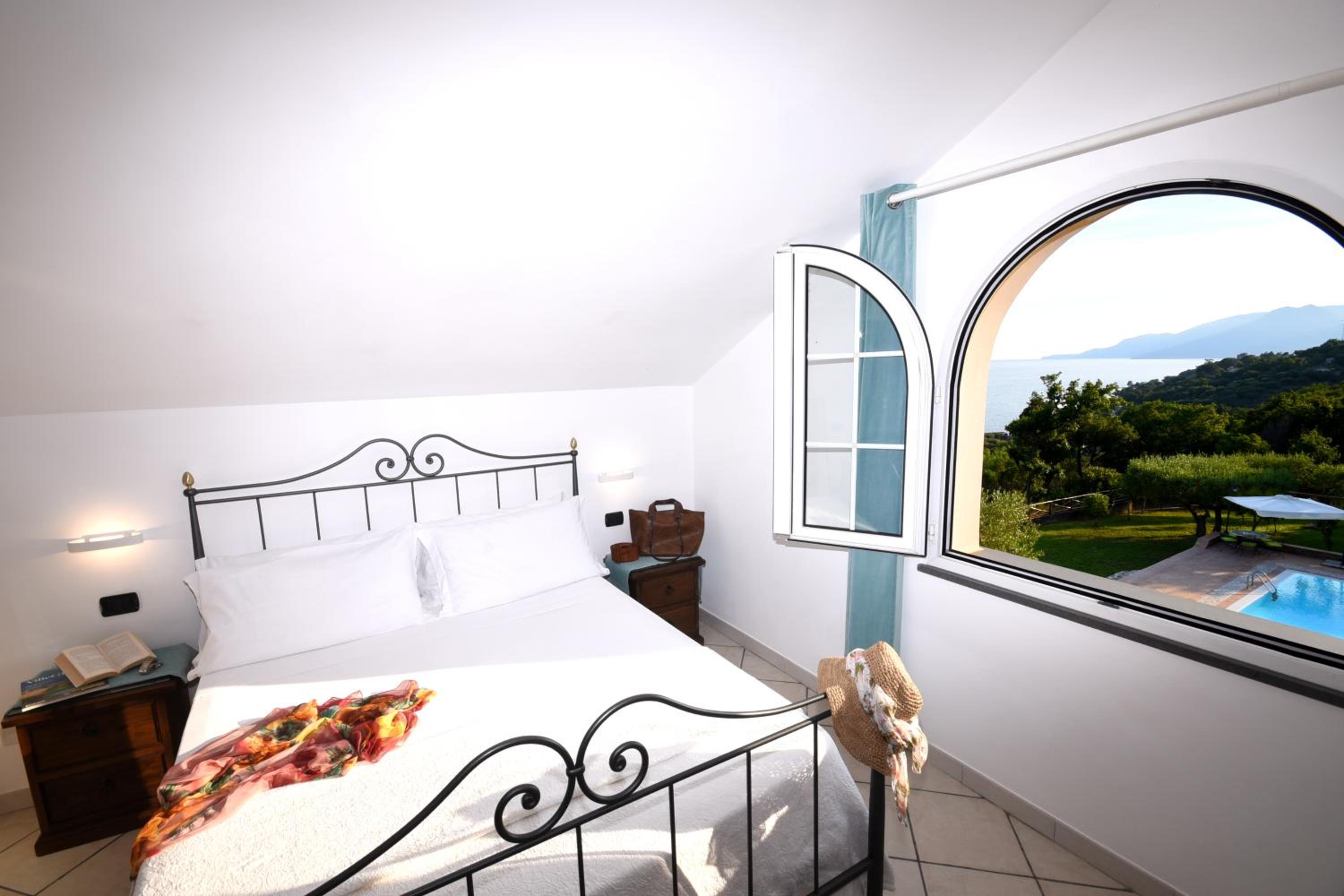 One-Bedroom Apartment with Sea View photo 3