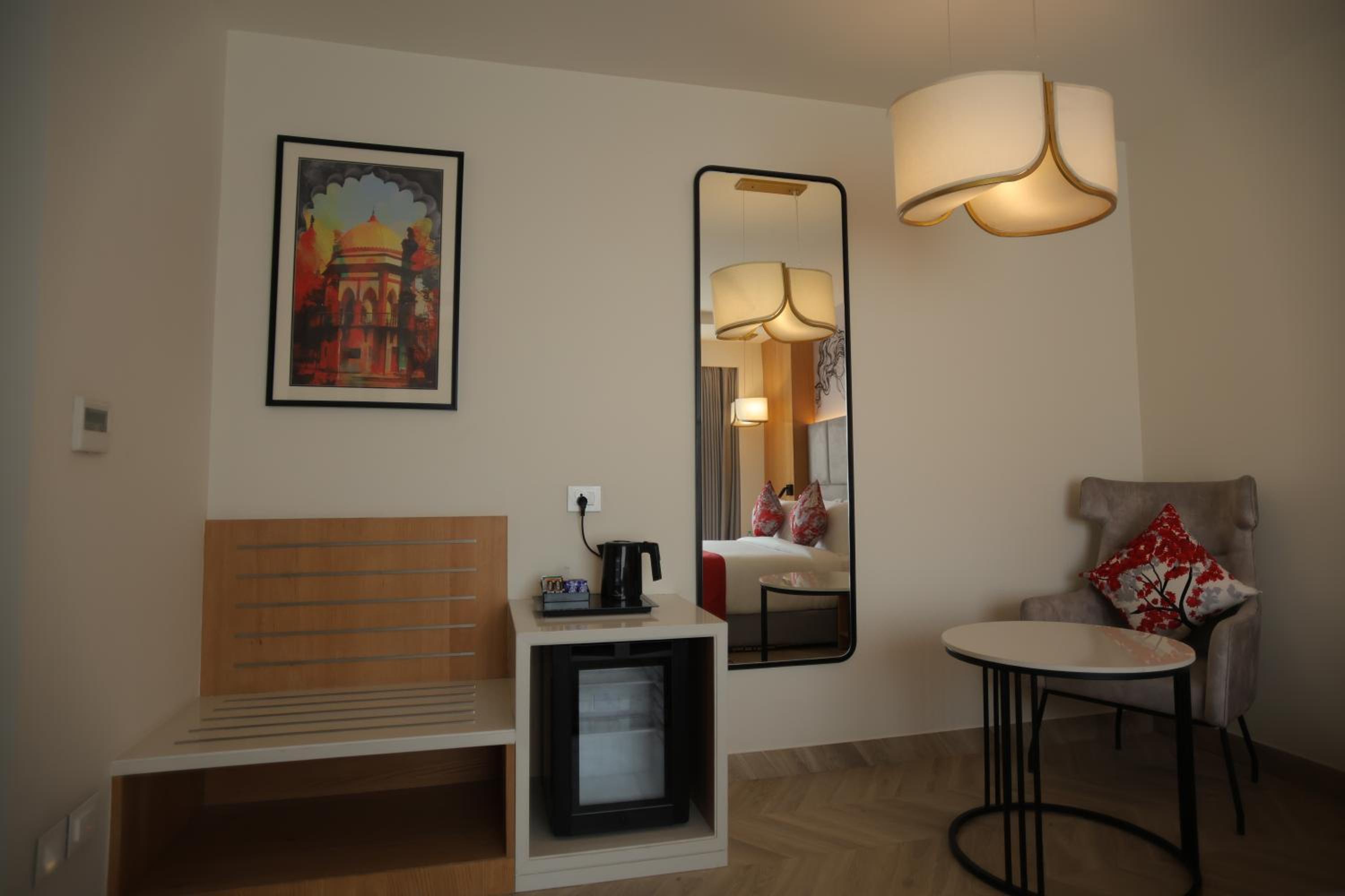 King Suite - Non-Smoking - Photo 3