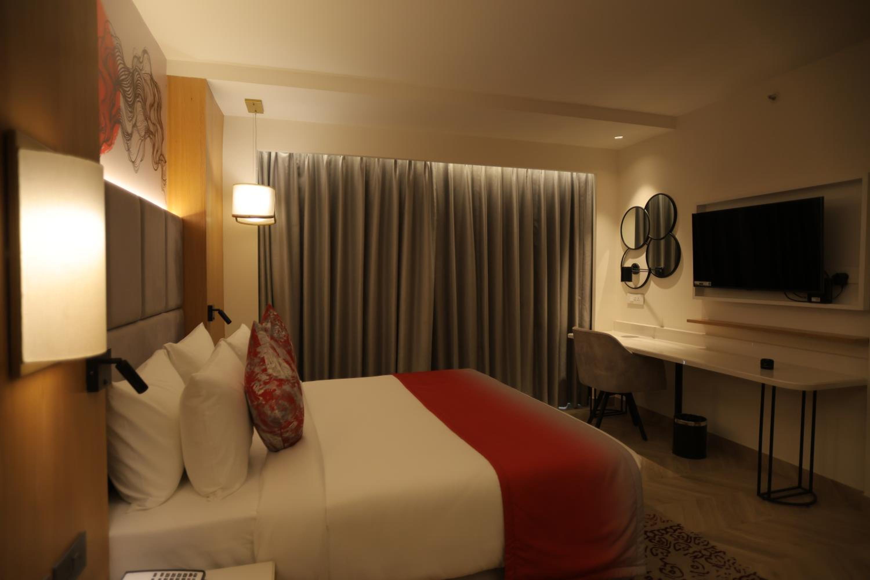 King Suite - Non-Smoking - Photo 2
