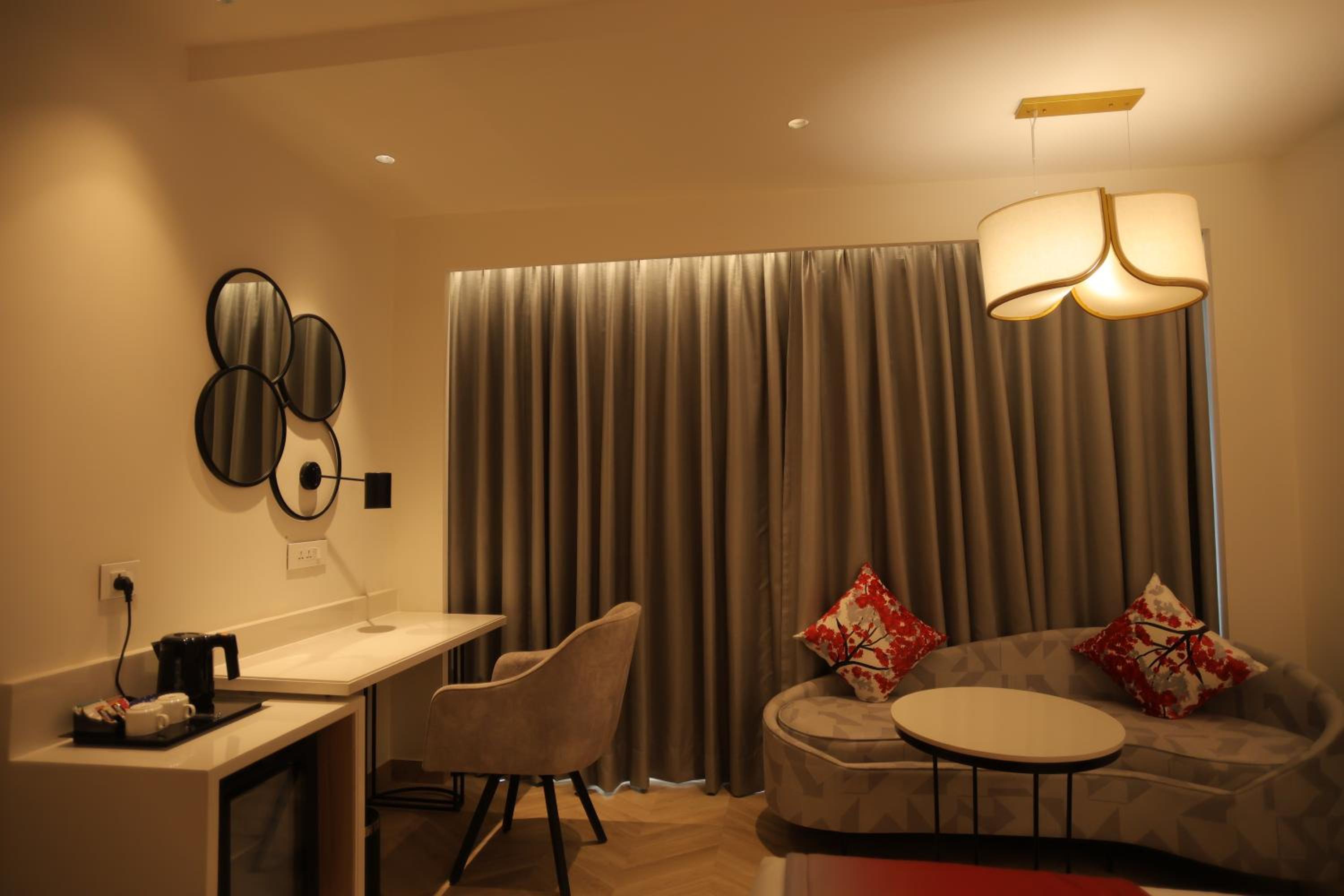 Premium King Room - Non-Smoking - Photo 2