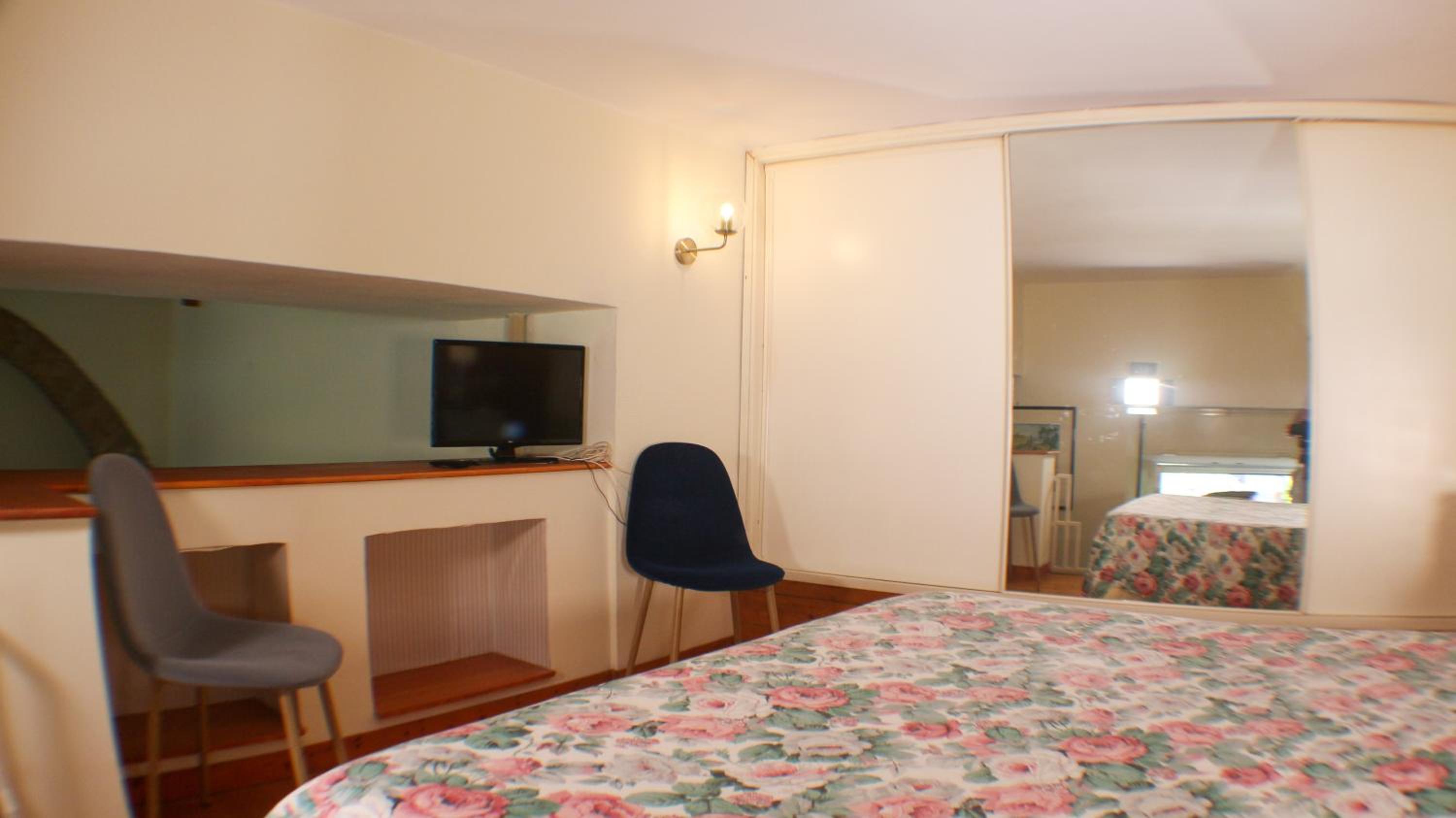 One-Bedroom Apartment photo 1