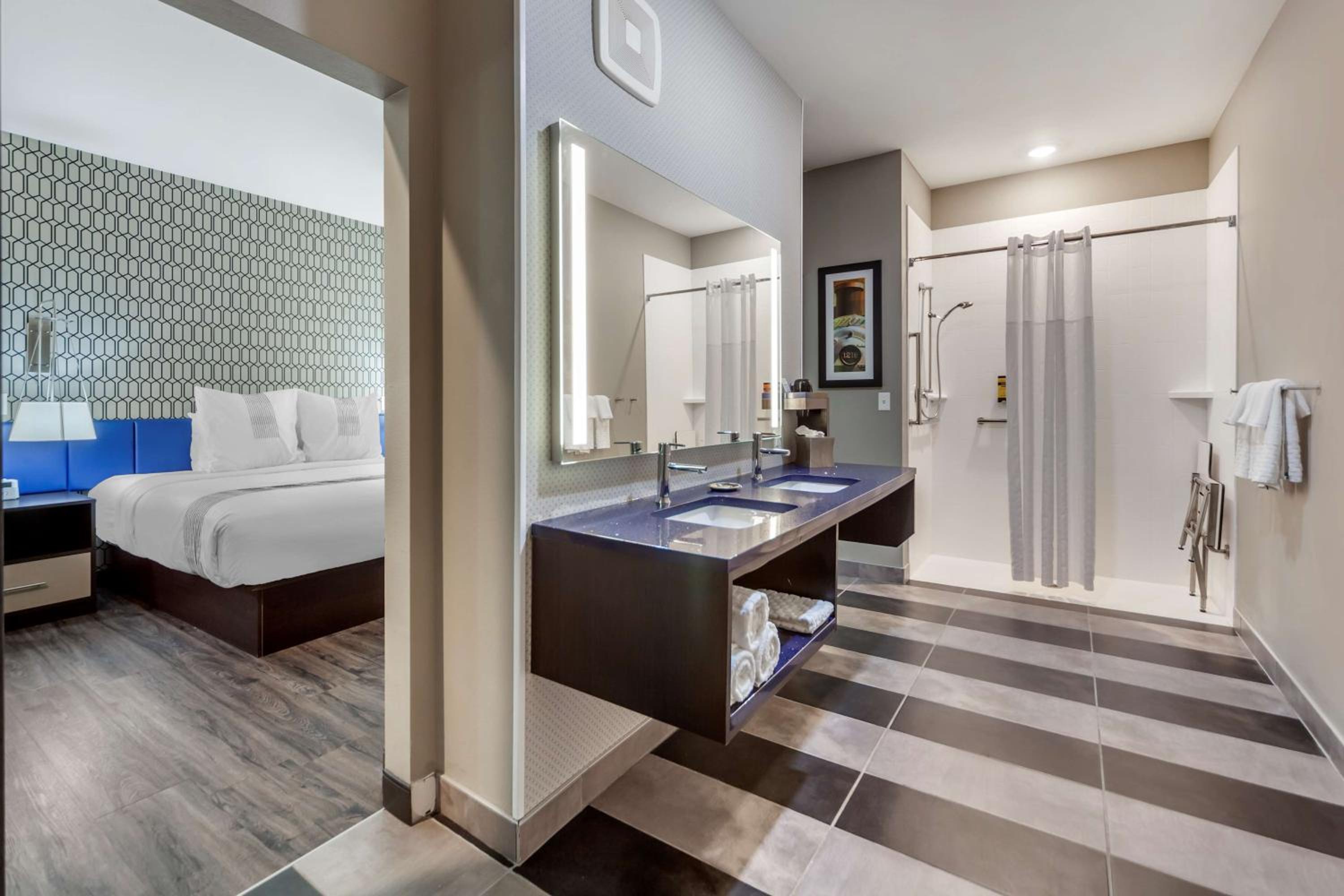 Larger King Room with Mobility Accessible Roll-In Shower - Photo 2
