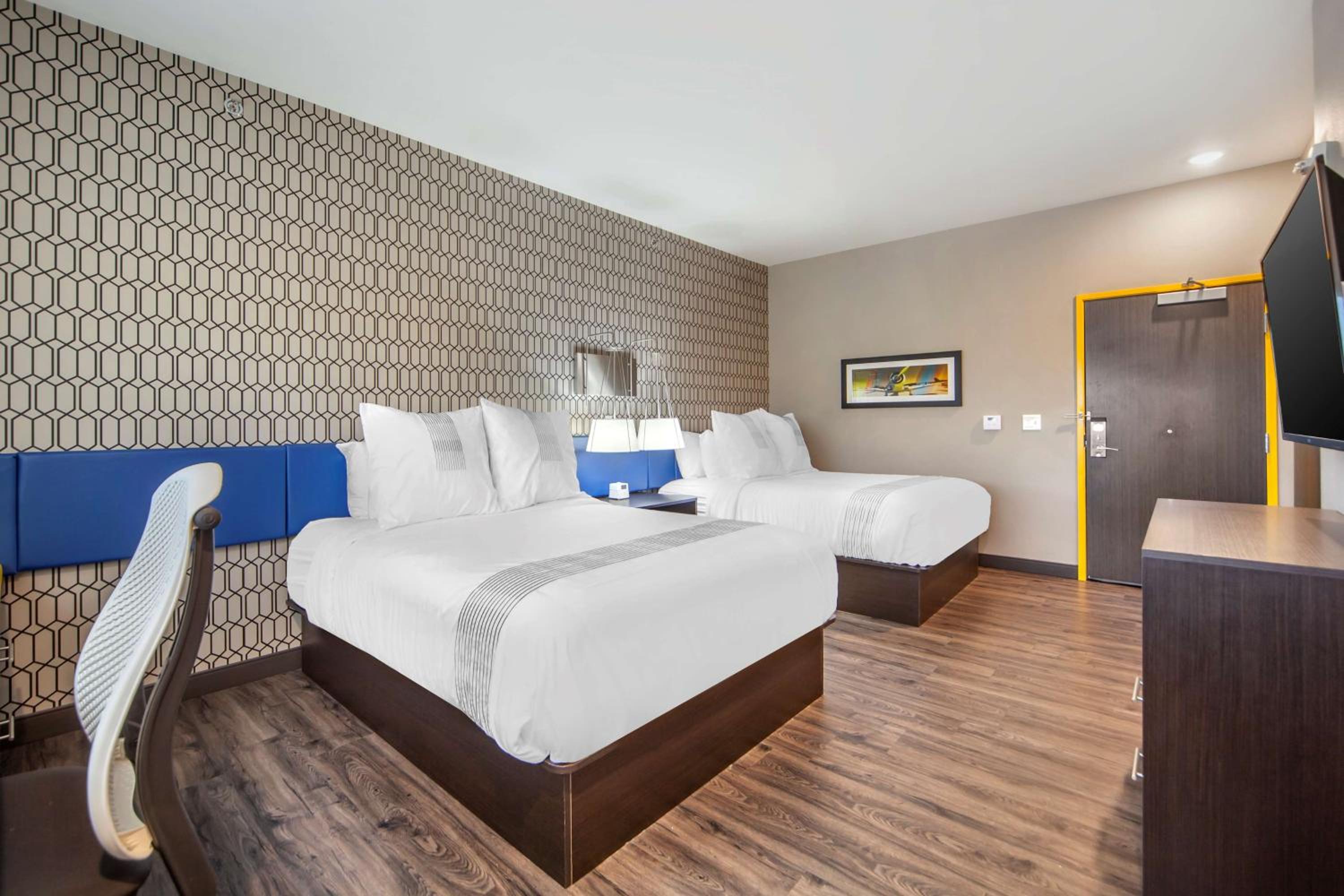 Queen Room with Two Queen Beds - Photo 2