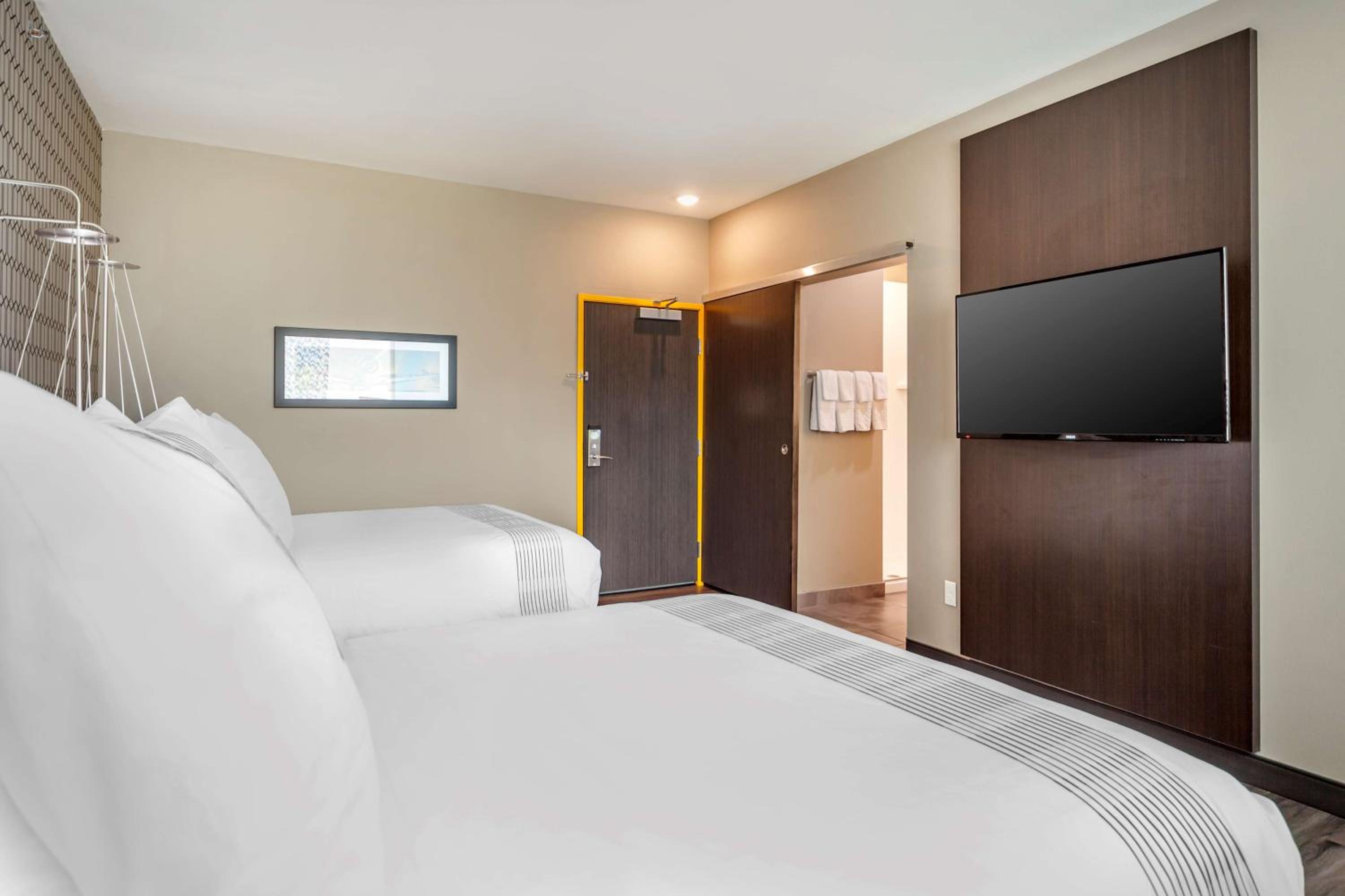 Queen Room with Two Queen Beds and Bath Tub - Disability Access - Photo 1