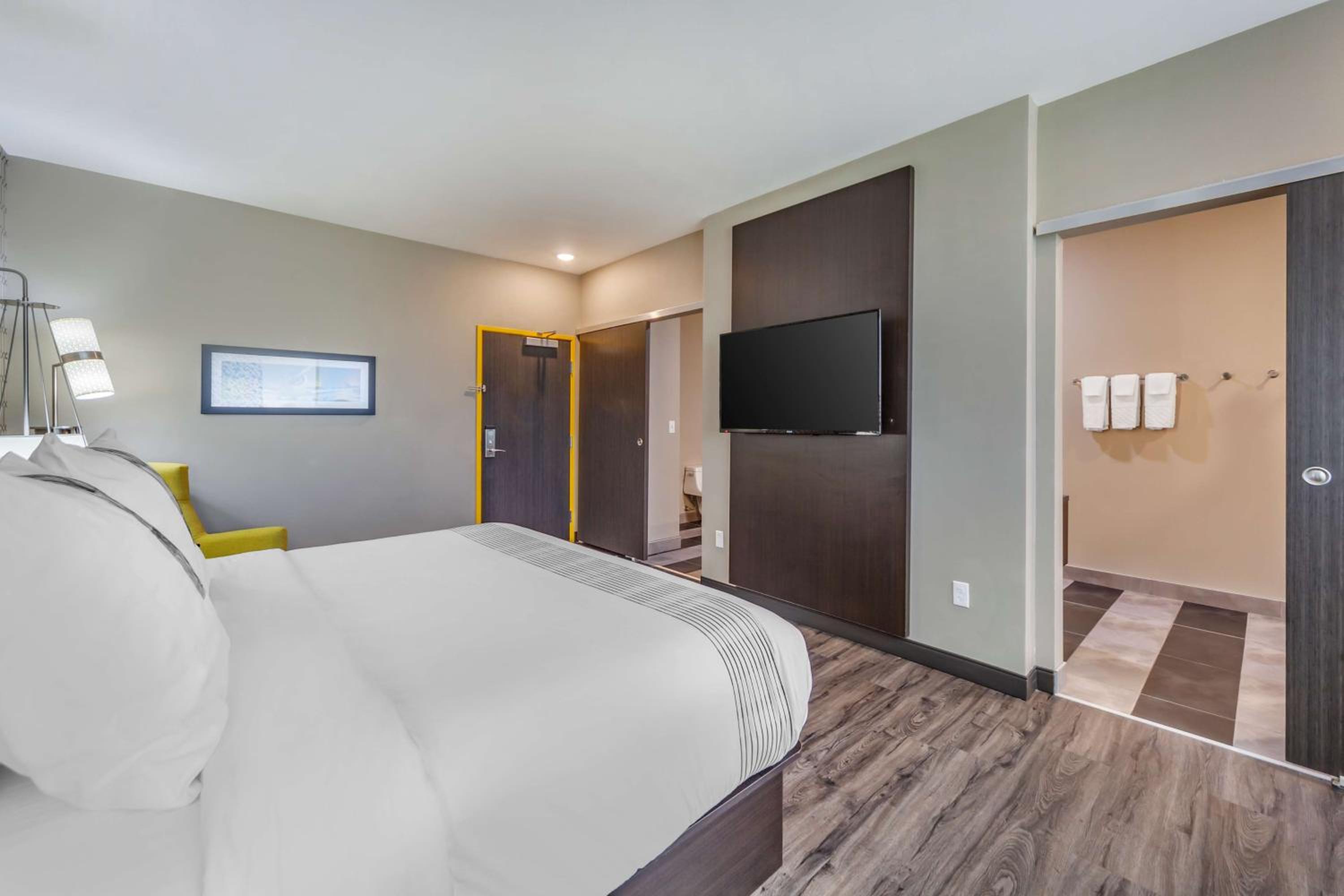 Larger King Room with Mobility Accessible Roll-In Shower - Photo 3