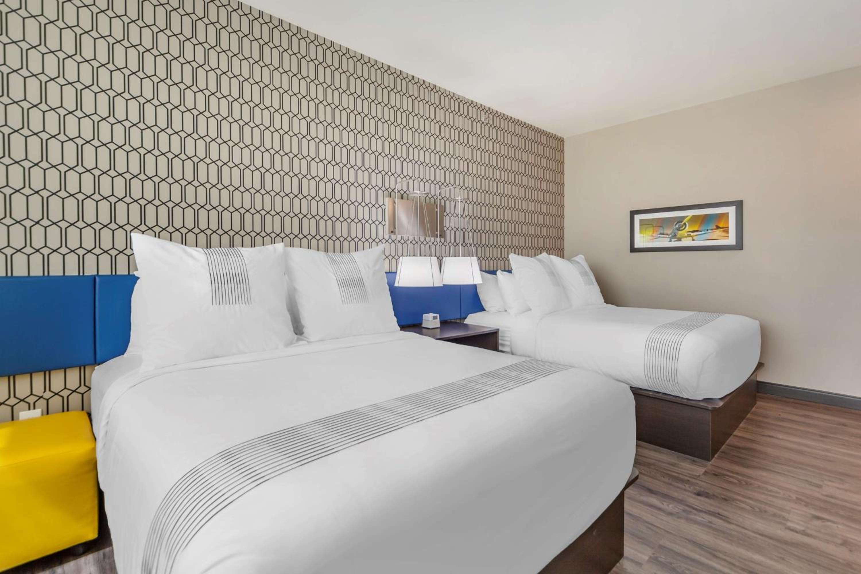Queen Room with Two Queen Beds and Bath Tub - Disability Access - Photo 3