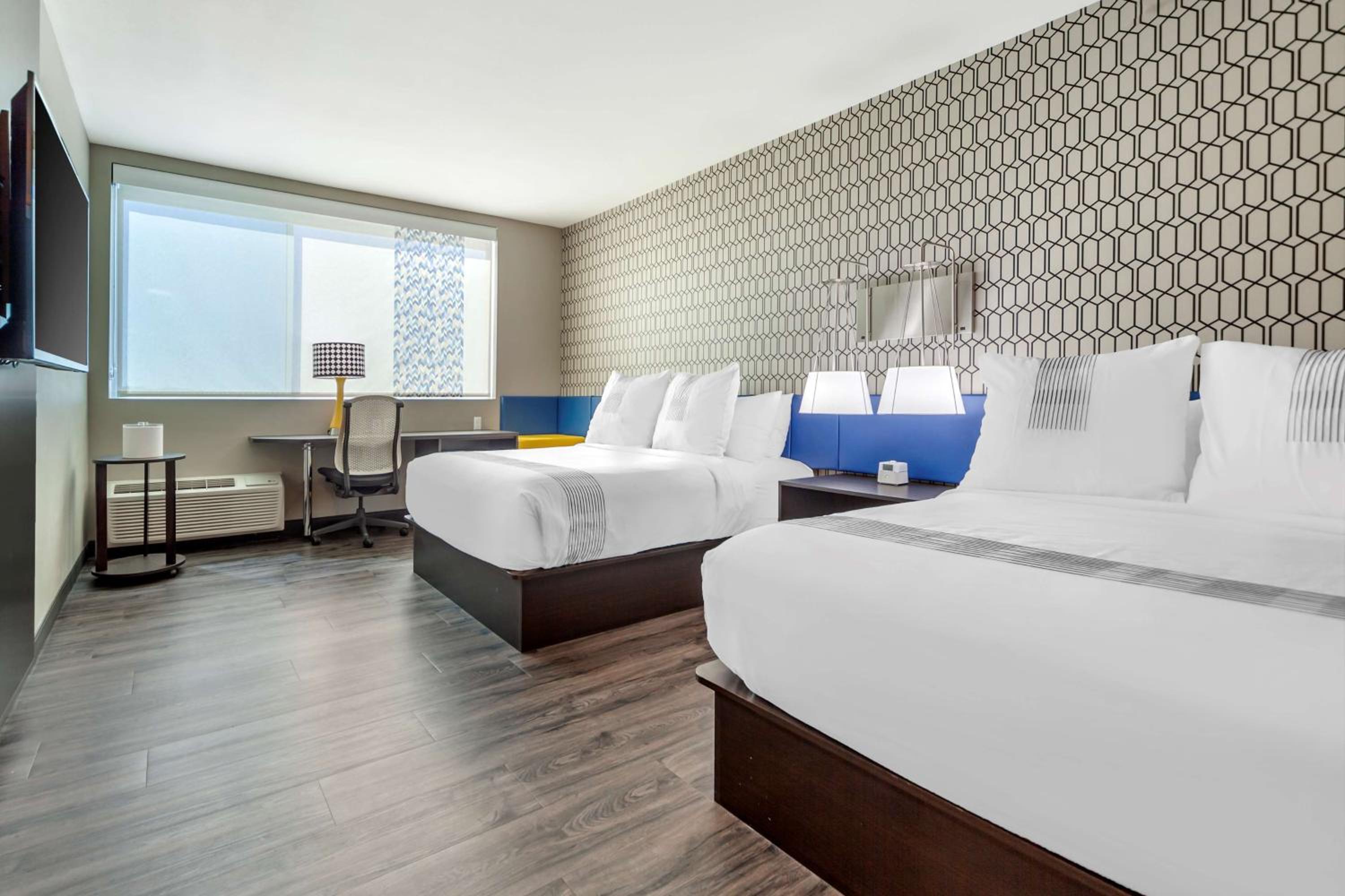 Queen Room with Two Queen Beds and Bath Tub - Disability Access - Photo 4