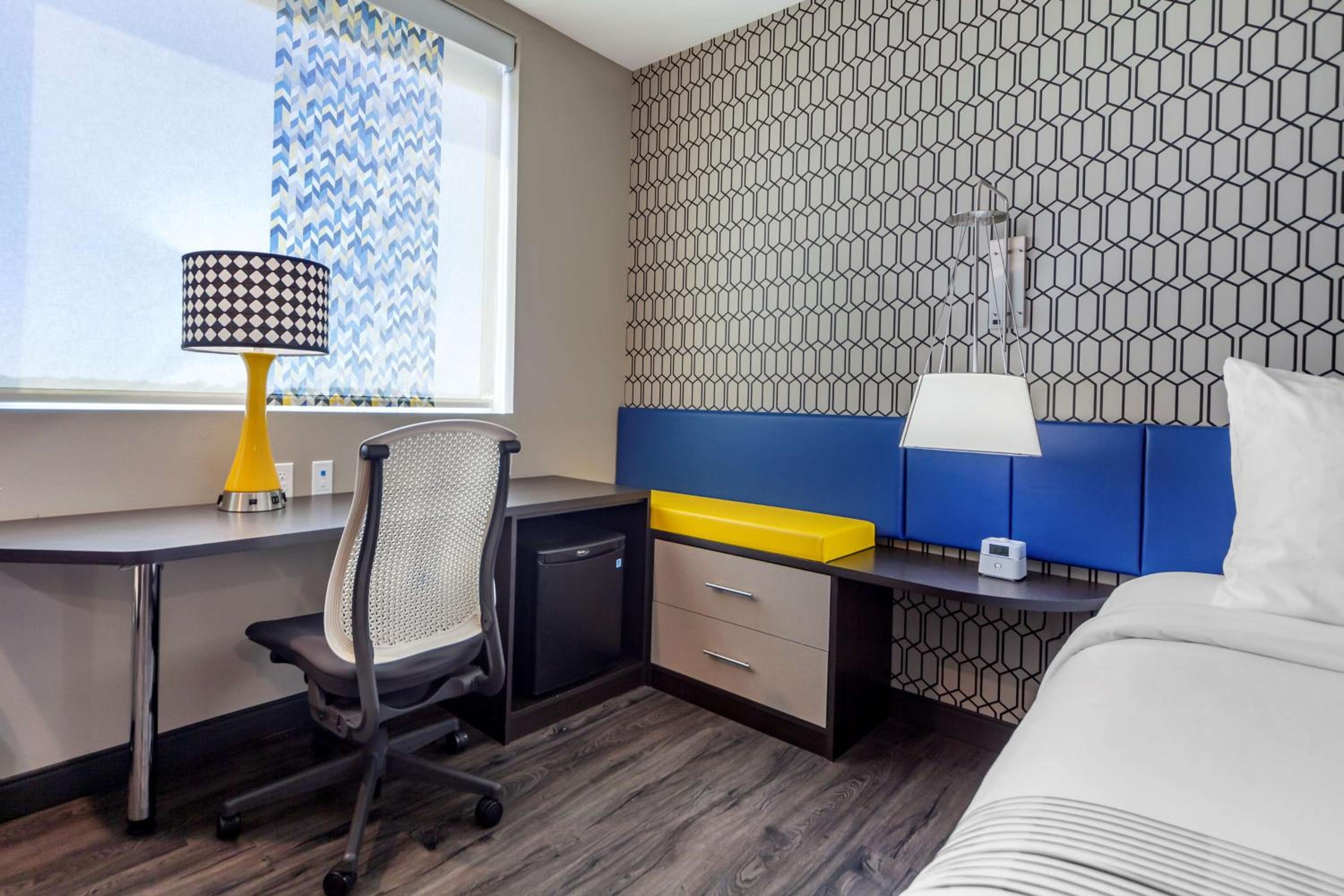 Queen Room with Two Queen Beds - Photo 4