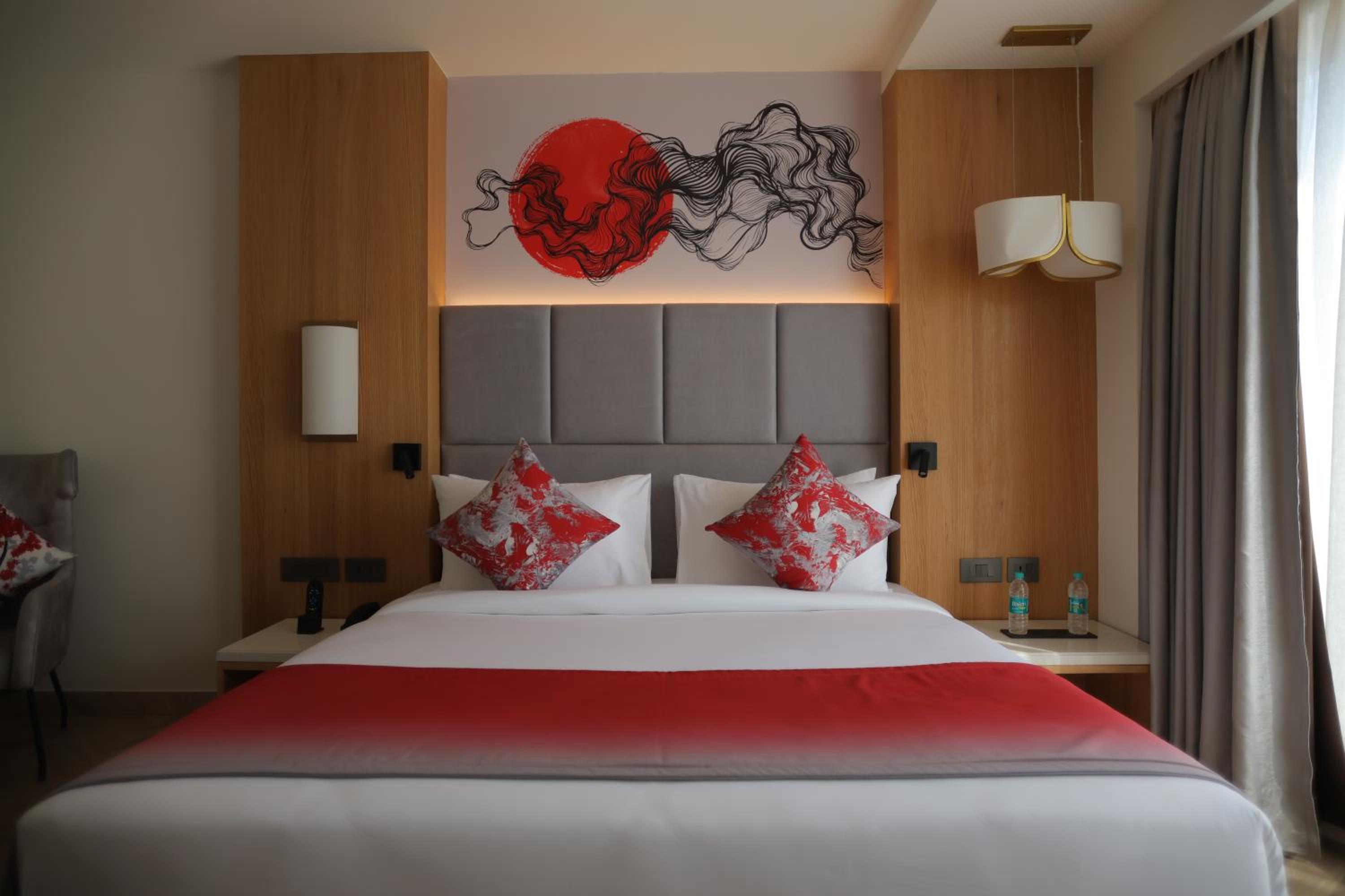 King Suite - Non-Smoking - Photo 4