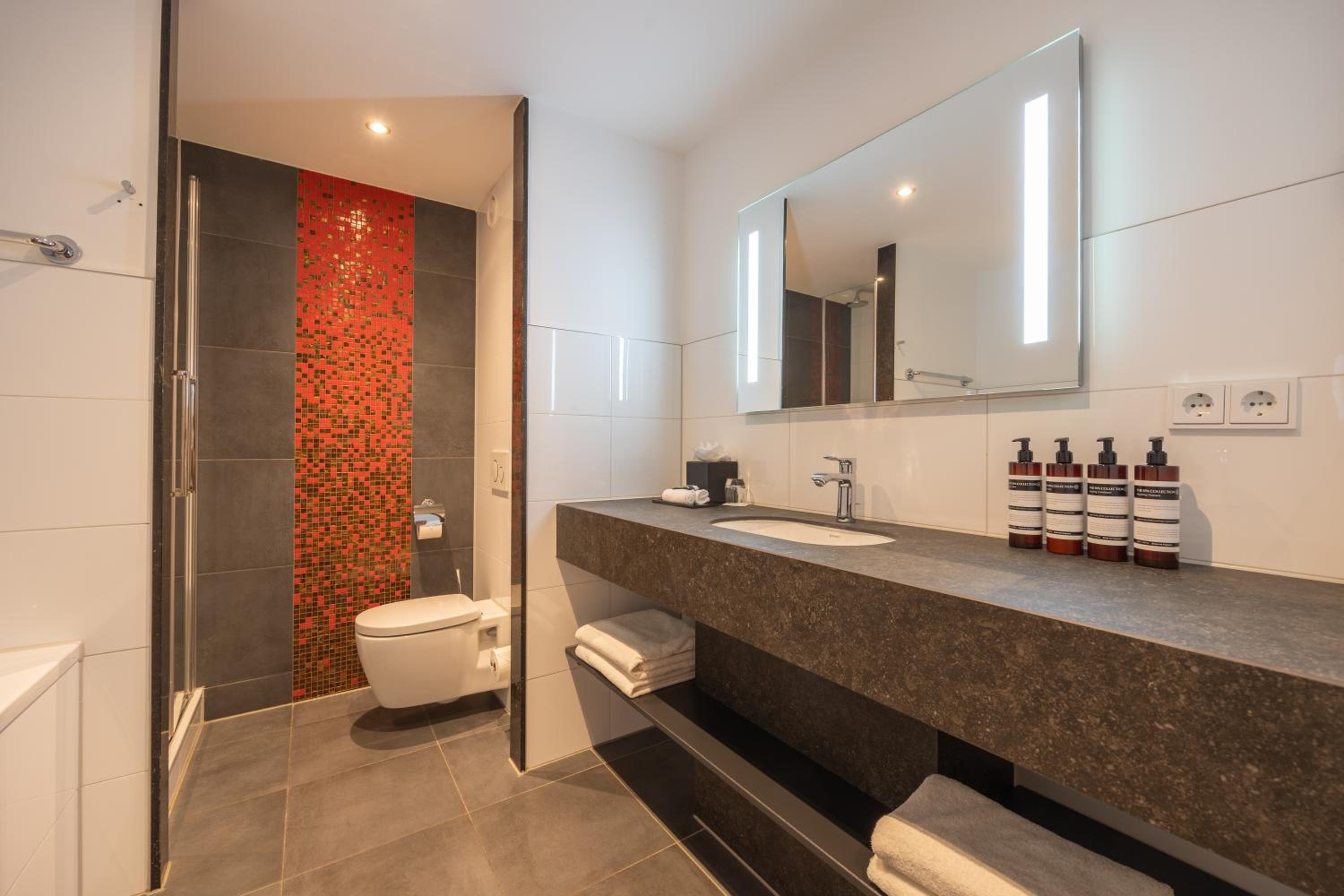 Superior Deluxe Room with Canal View photo 3