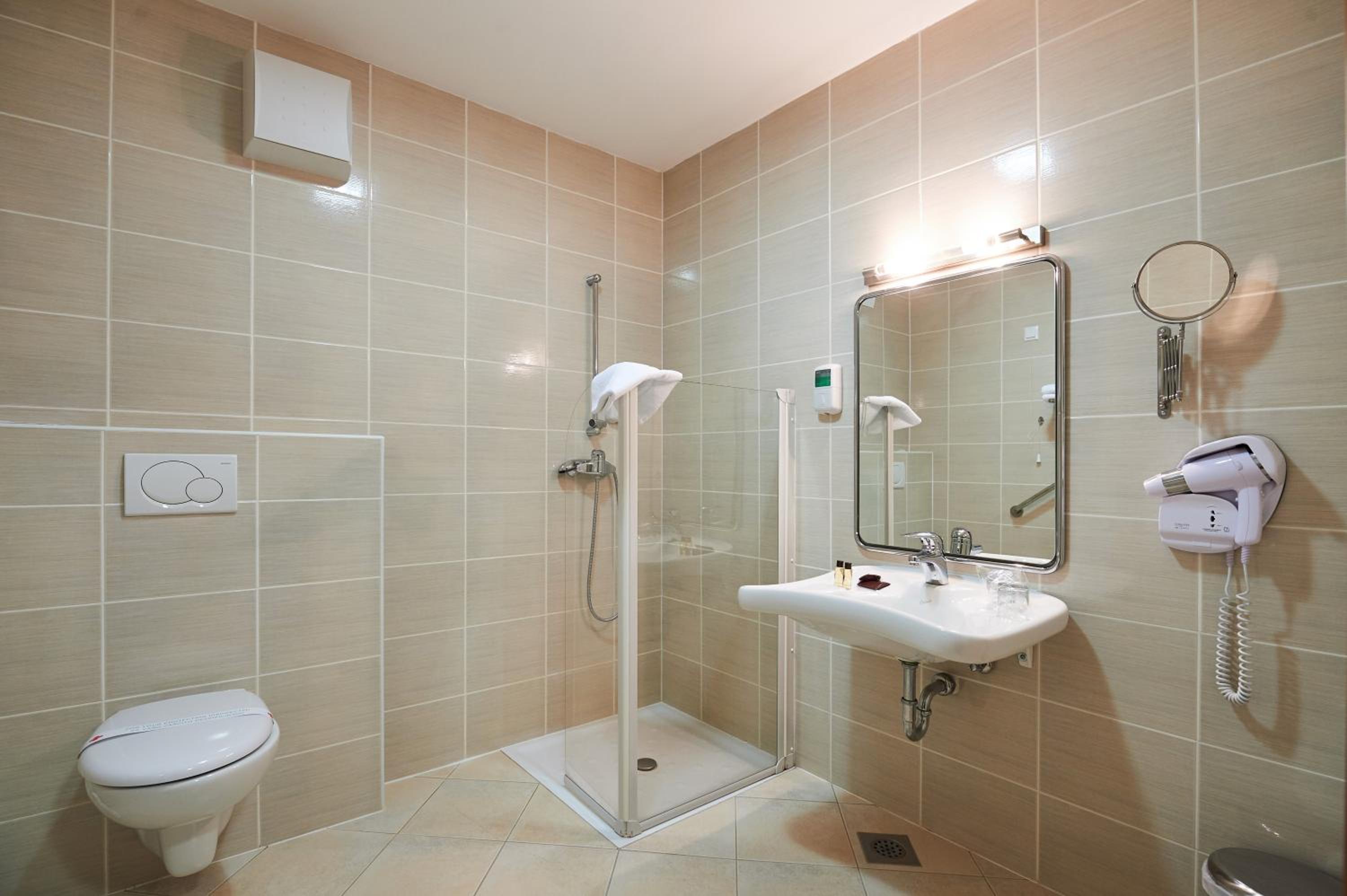 Twin Room - Disability Access - Photo 5