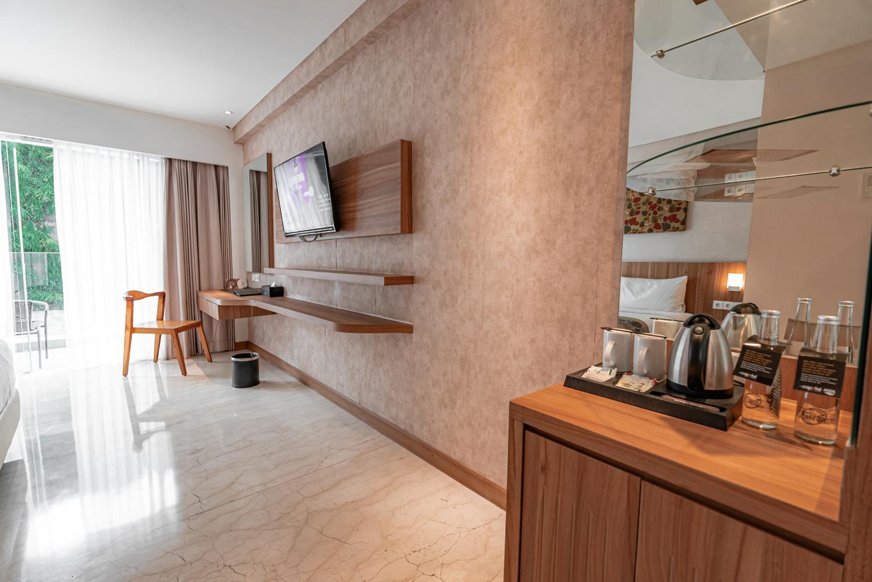 Two Night Stay at Deluxe Room with Free Beer - Photo 7