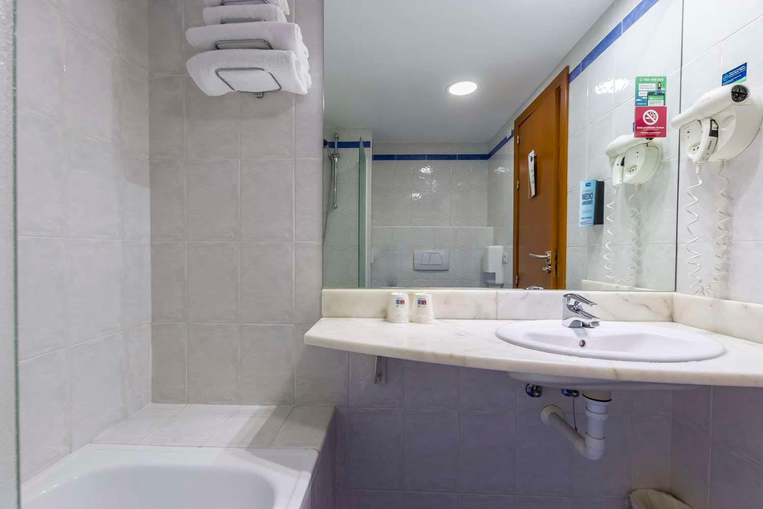 Twin Room - Photo 2