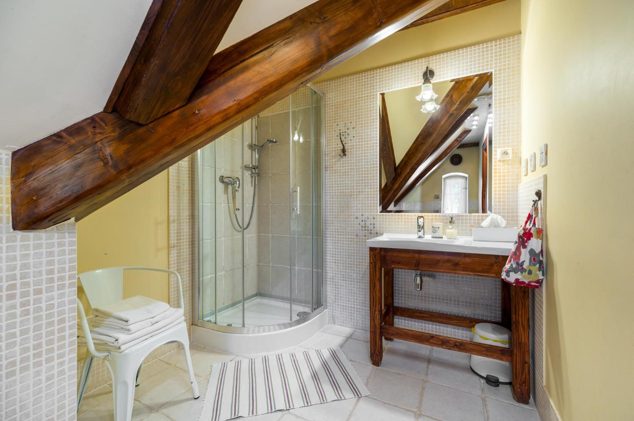 Large Double Room - Photo 5