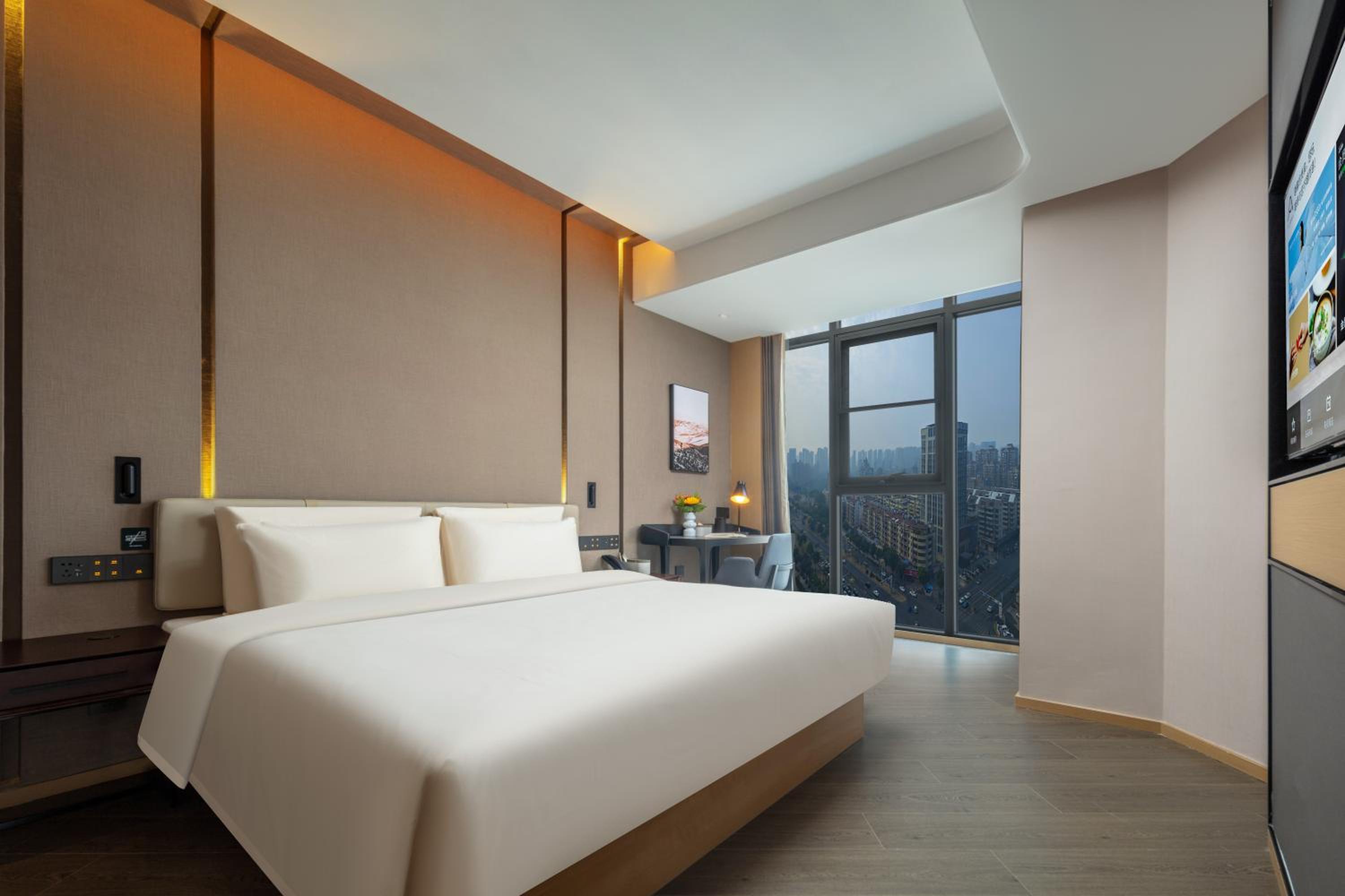 Jimu Suite with City View photo 3