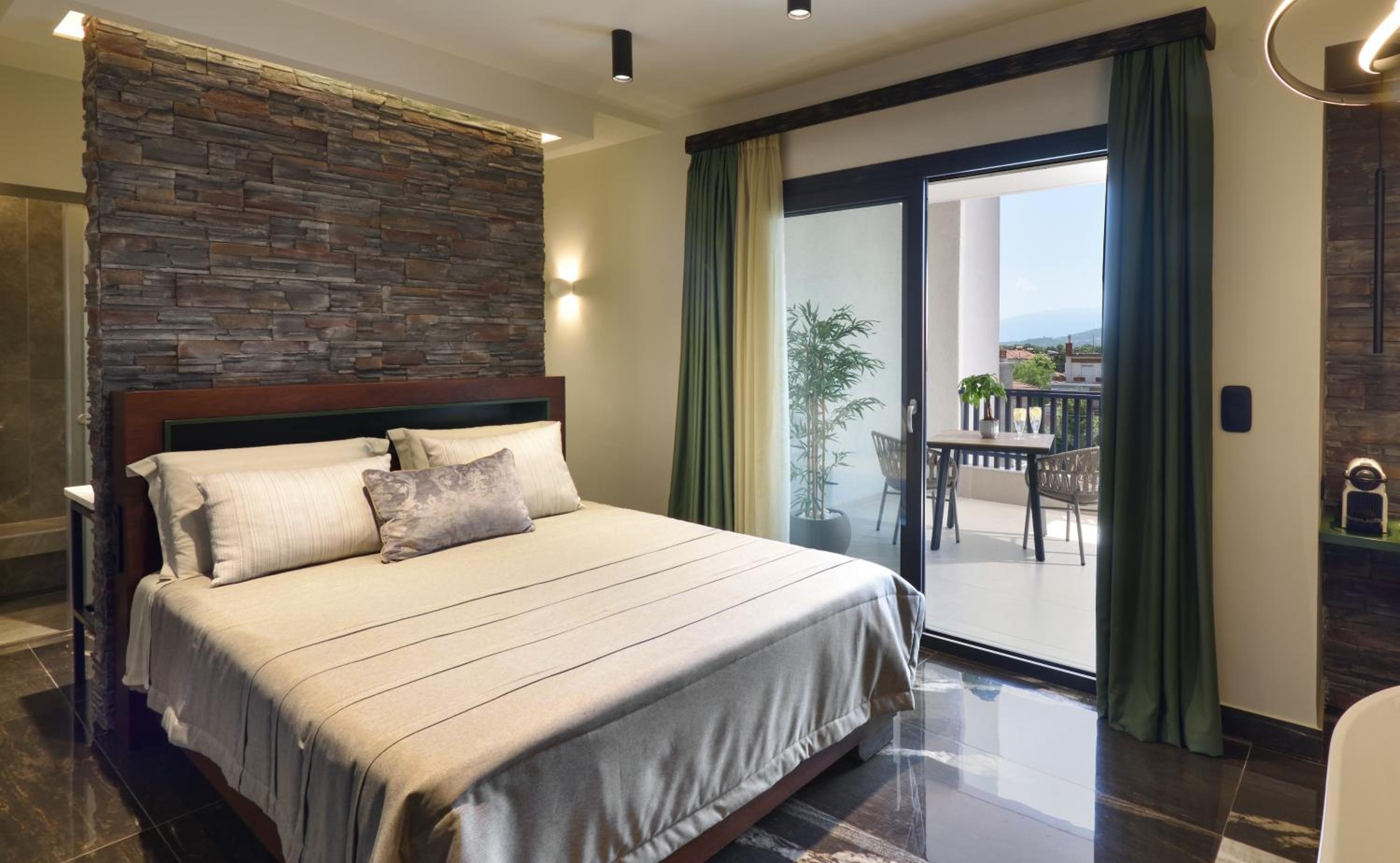 Deluxe Suite with Spa Bath photo 2