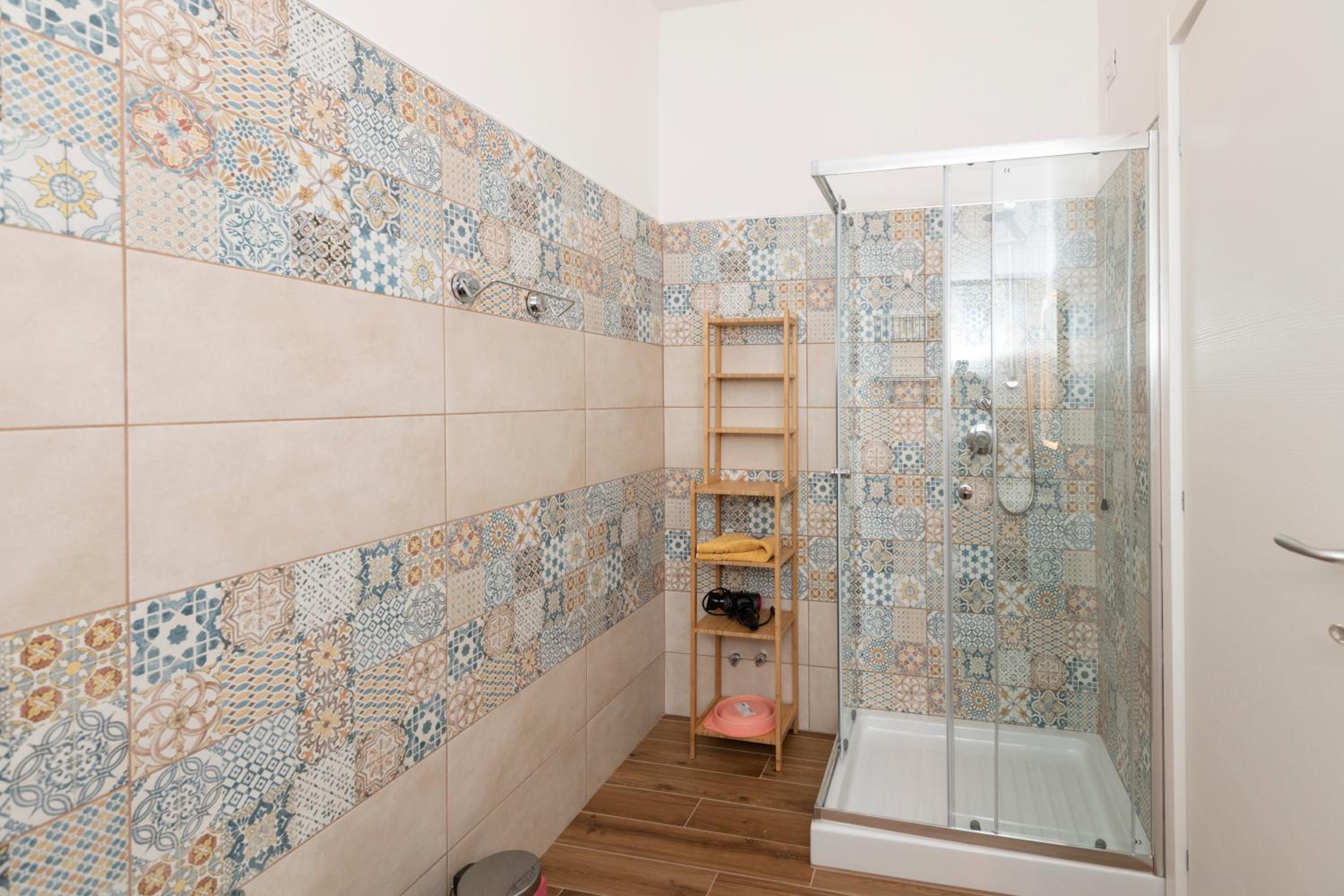 Twin Room with Private Bathroom photo 2