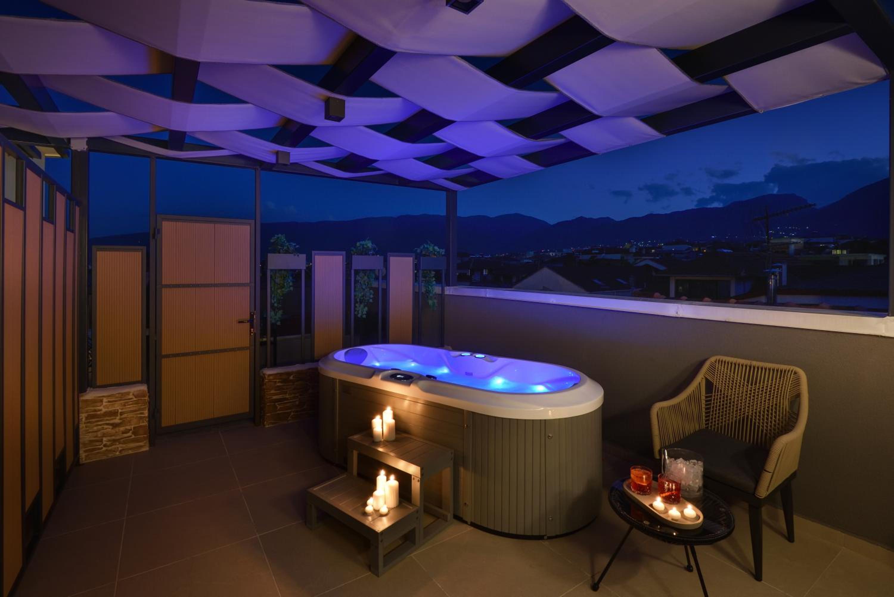 One-Bedroom Apartment with Rooftop Spa Bath photo 2