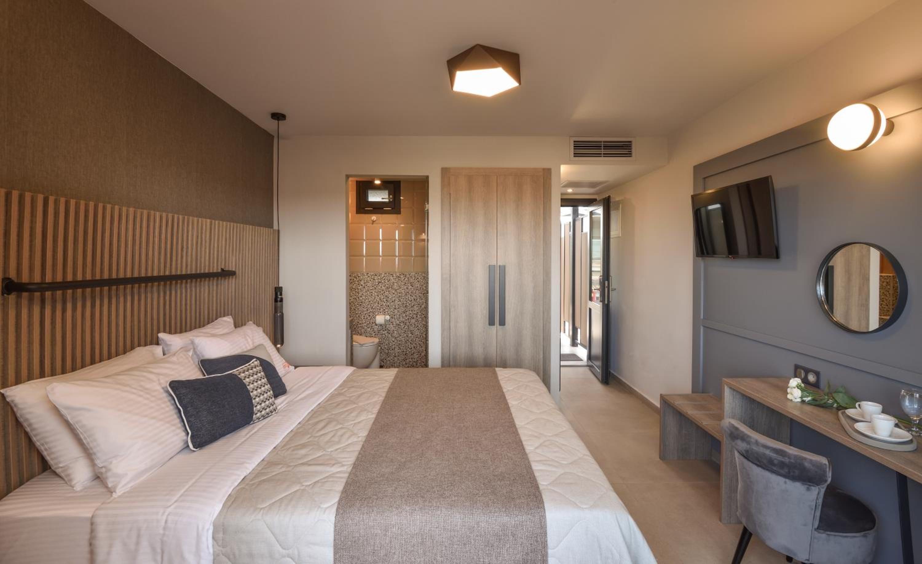 One-Bedroom Apartment with Rooftop Spa Bath photo 1