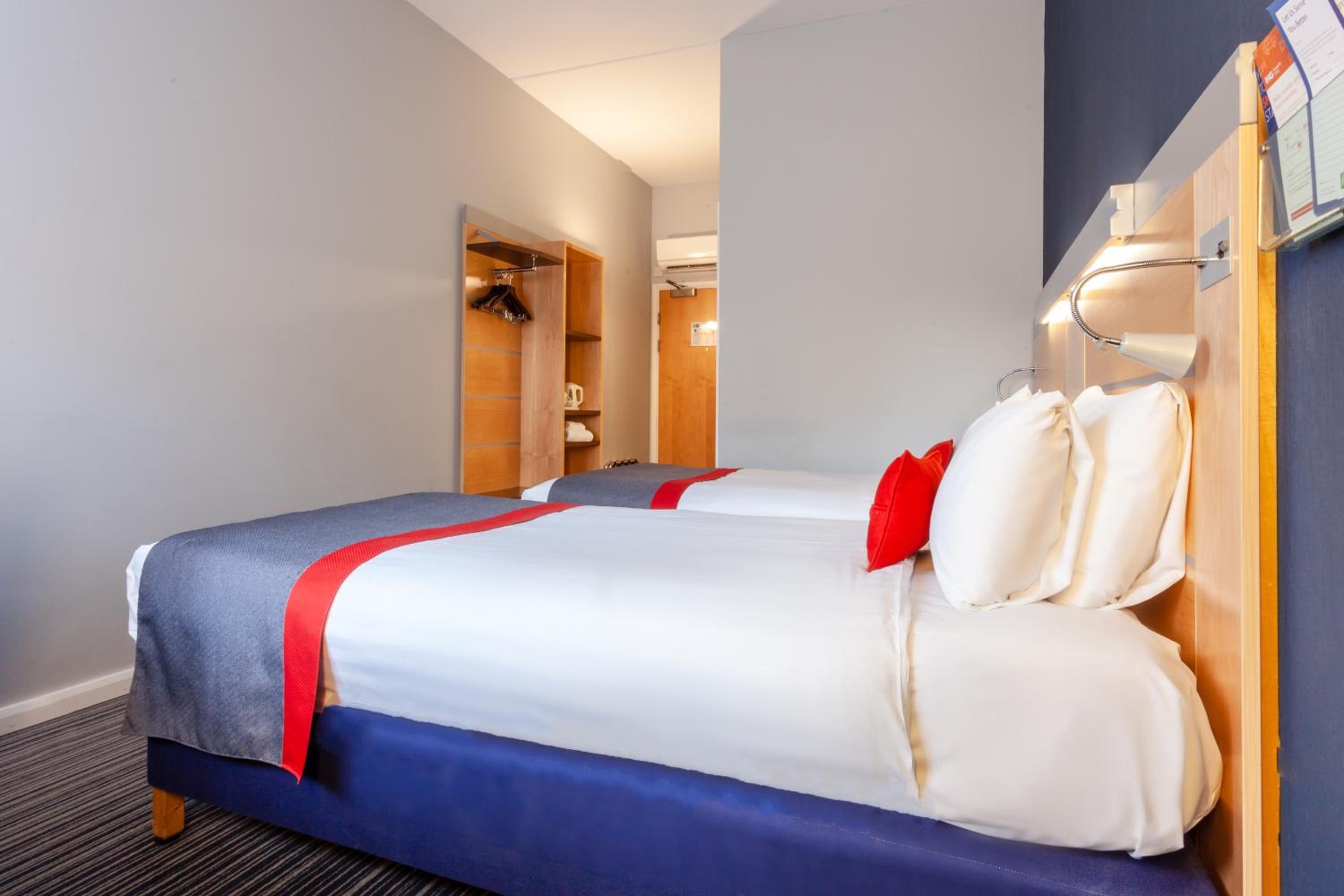 Standard Twin Room with Free Hot Breakfast - Accessible photo 3