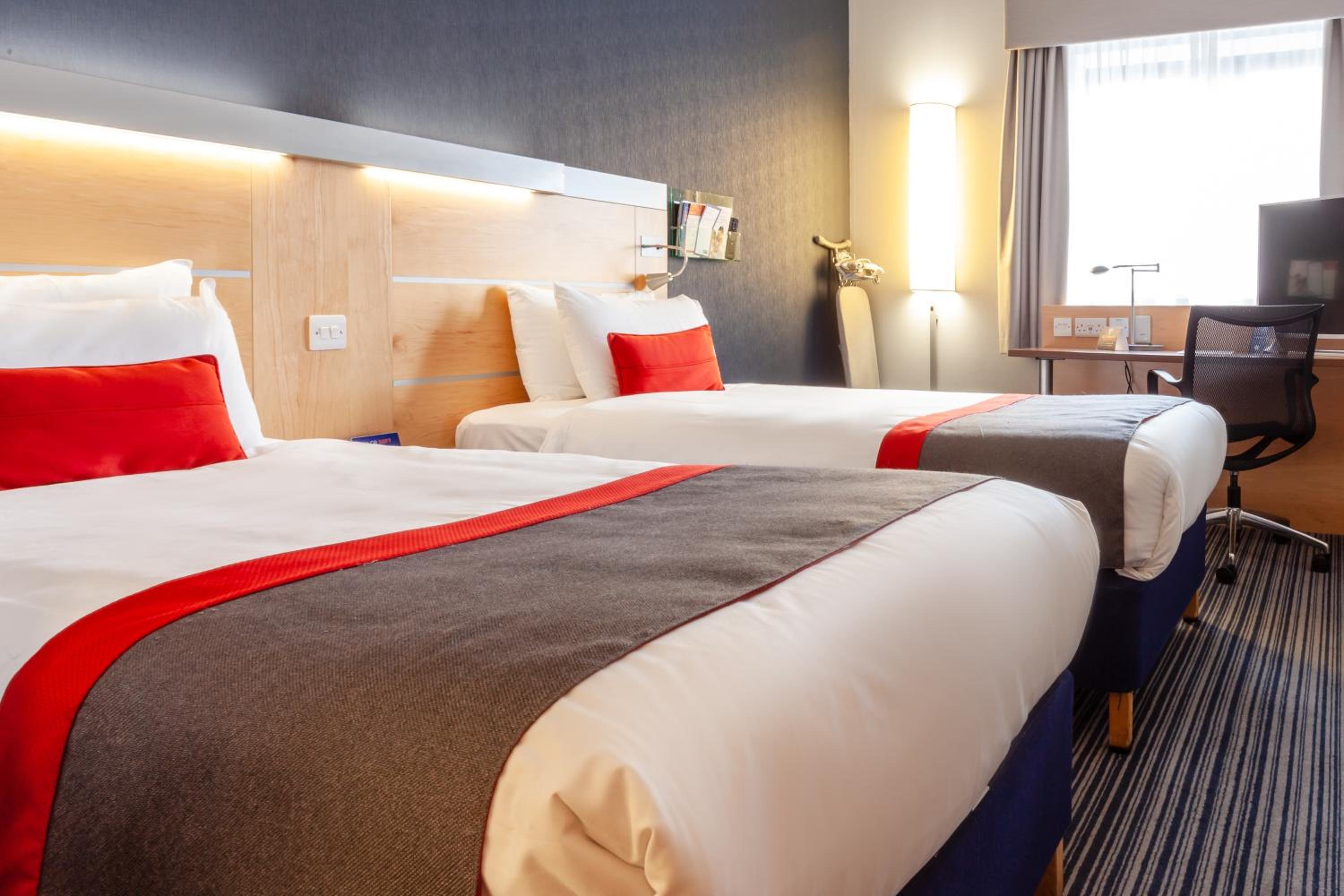 Standard Twin Room with Free Hot Breakfast - Accessible photo 2