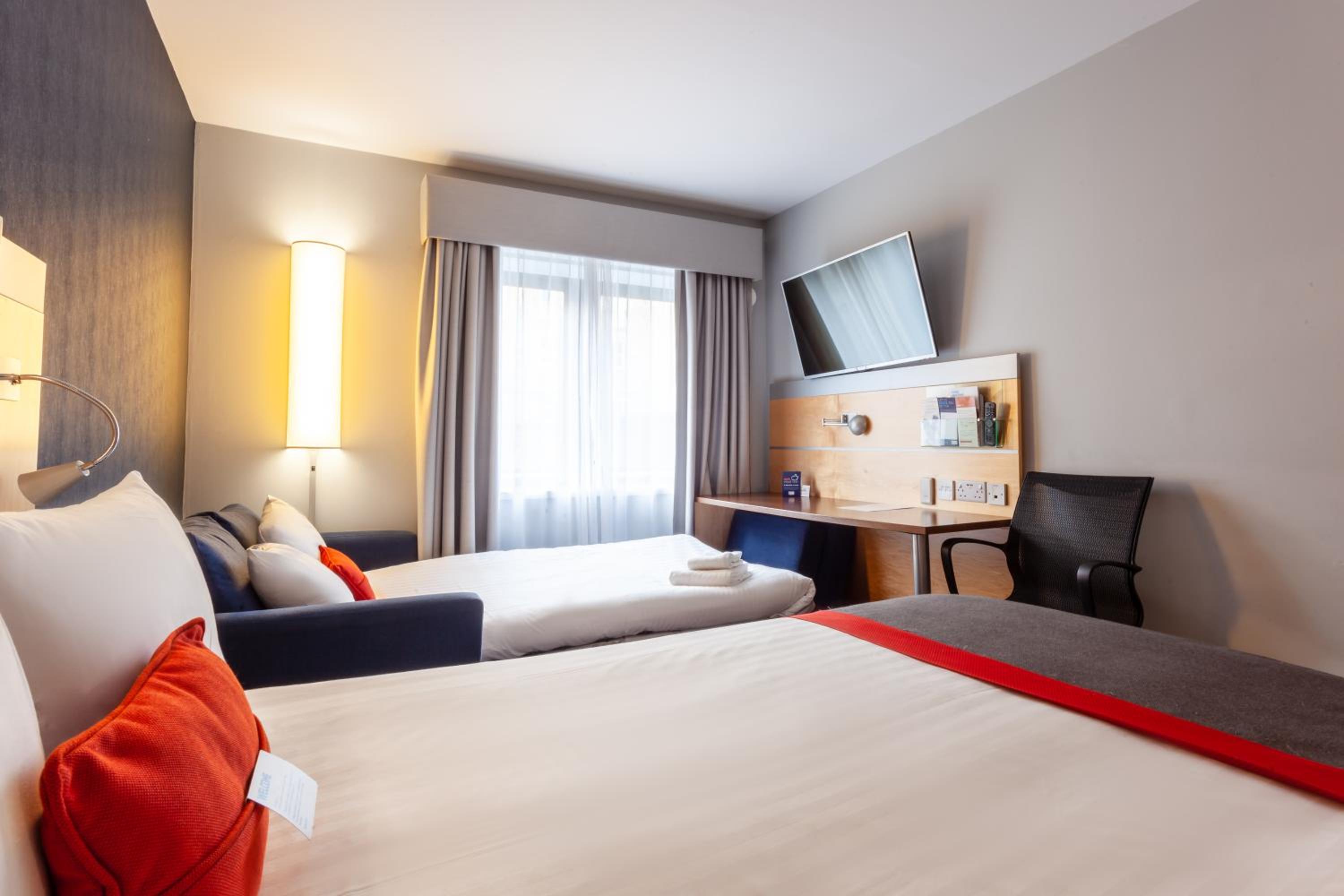 Standard Double Room with Single Sofa Bed and Free Hot Breakfast photo 2