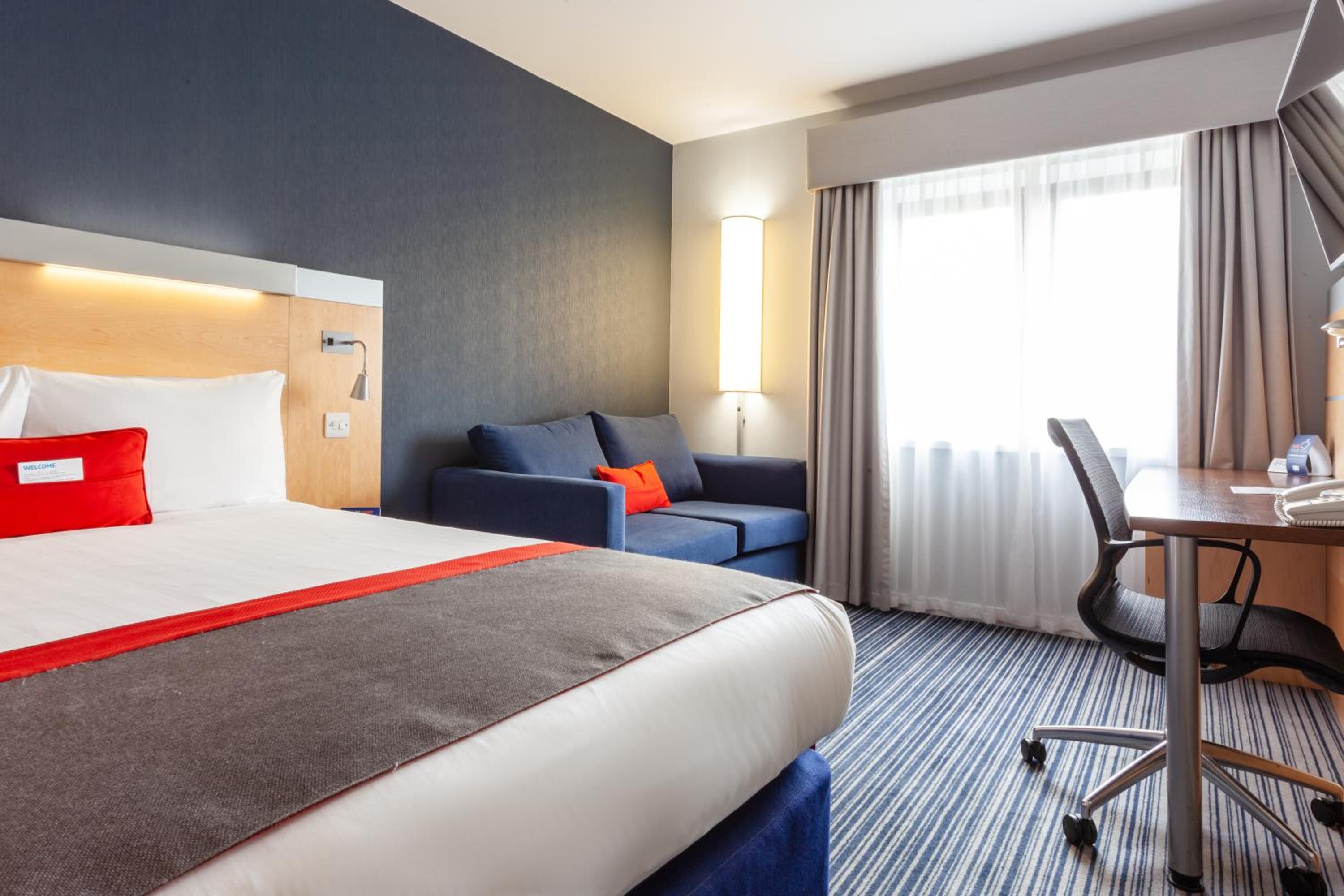 Standard Double Room with Single Sofa Bed and Free Hot Breakfast photo 3