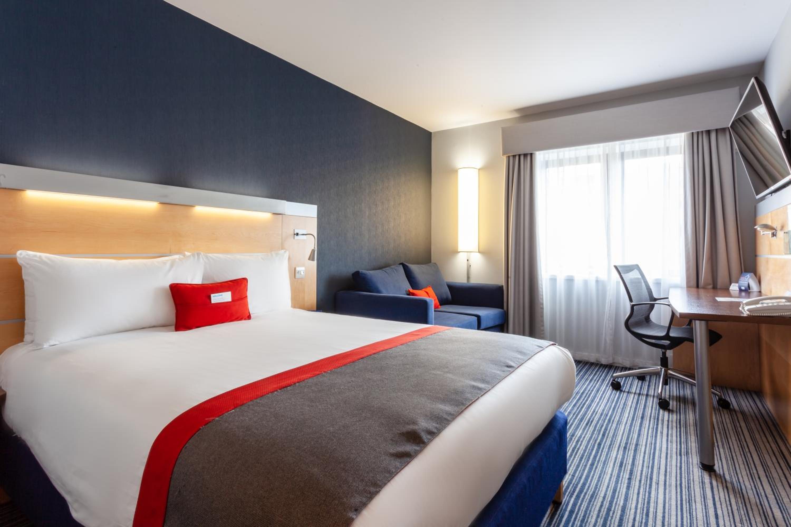 Standard Double Room with Single Sofa Bed and Free Hot Breakfast photo 3