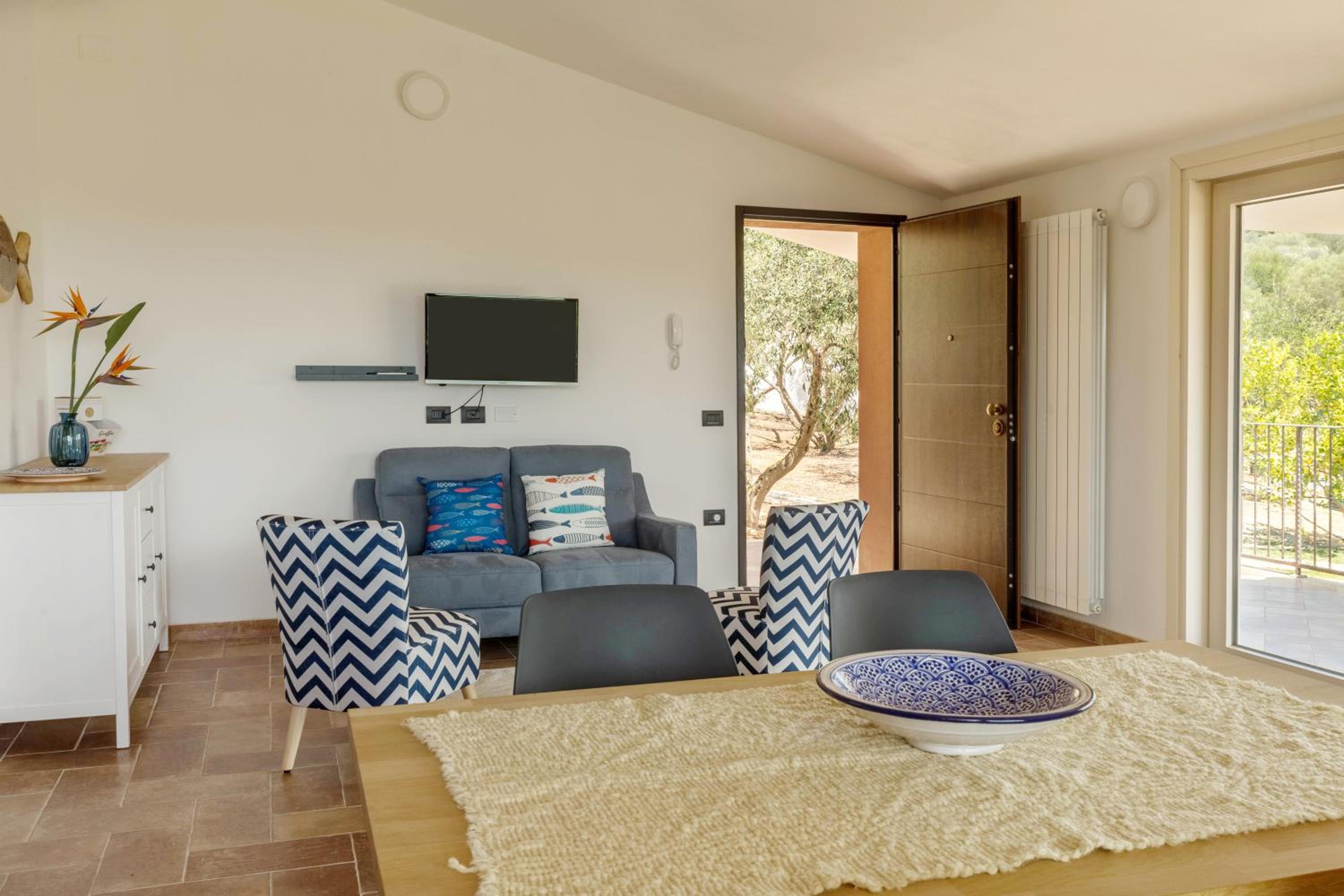 Six-Bedroom House photo 2