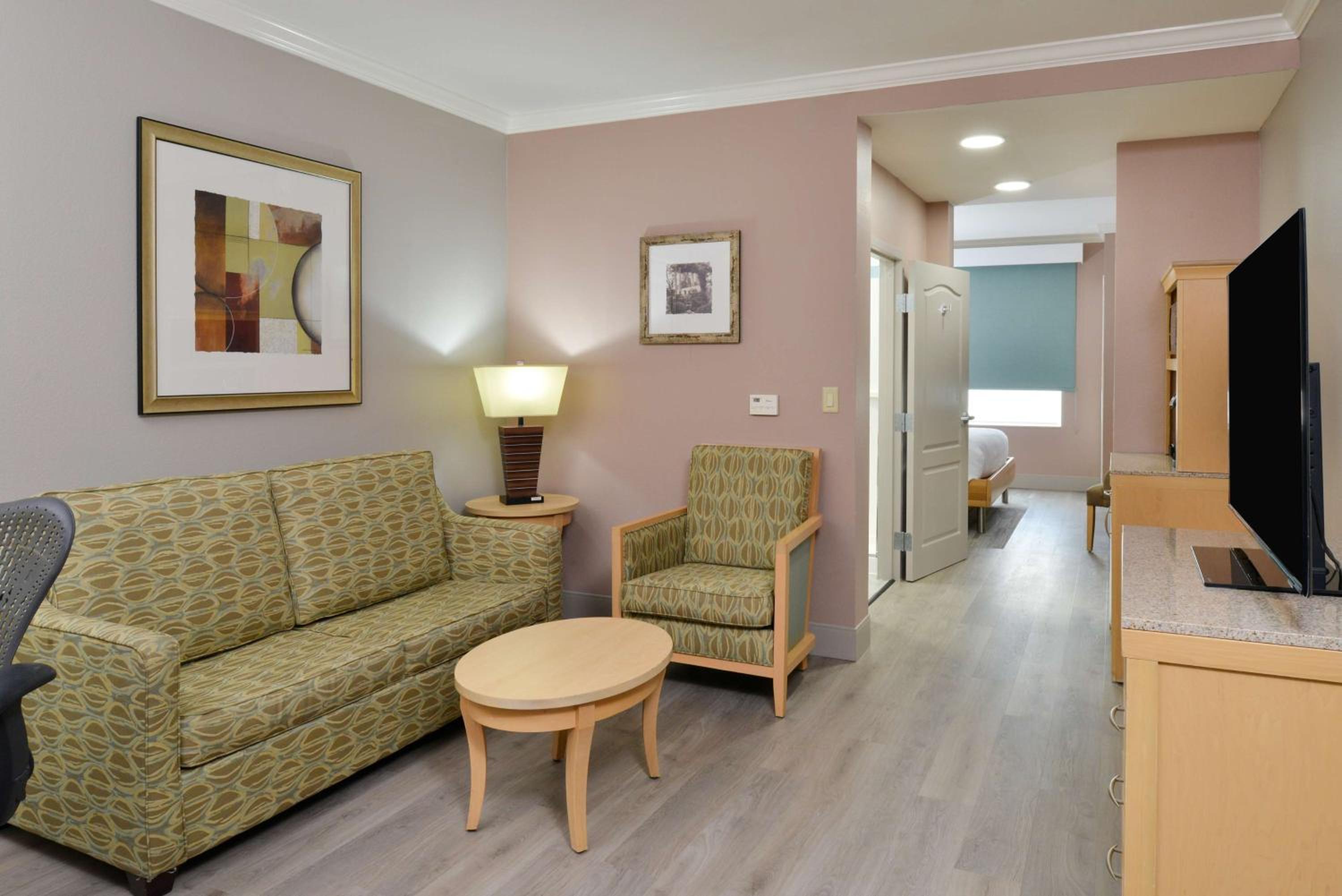 Junior King Suite with Sofa Bed - Photo 4