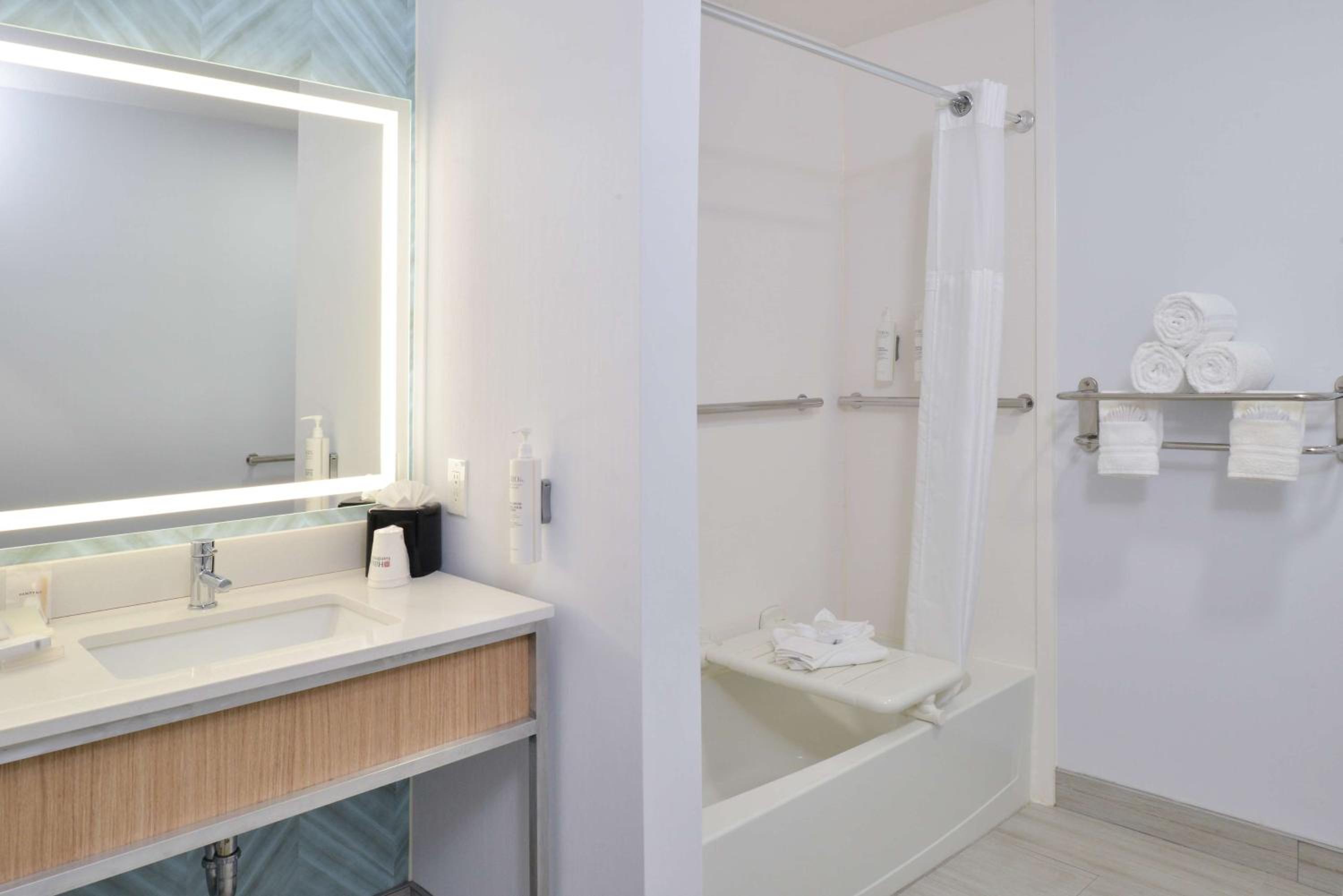 King Room with Tub - Mobility and Hearing Access - Photo 3