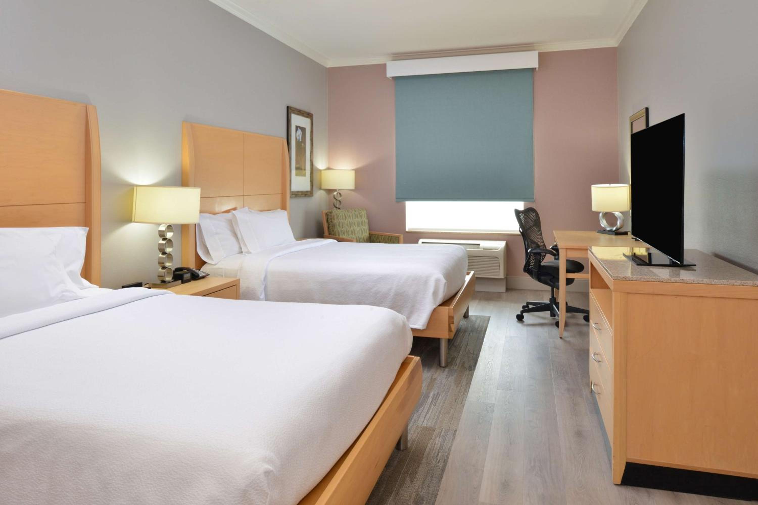 Queen Room with Two Queen Beds - Photo 4